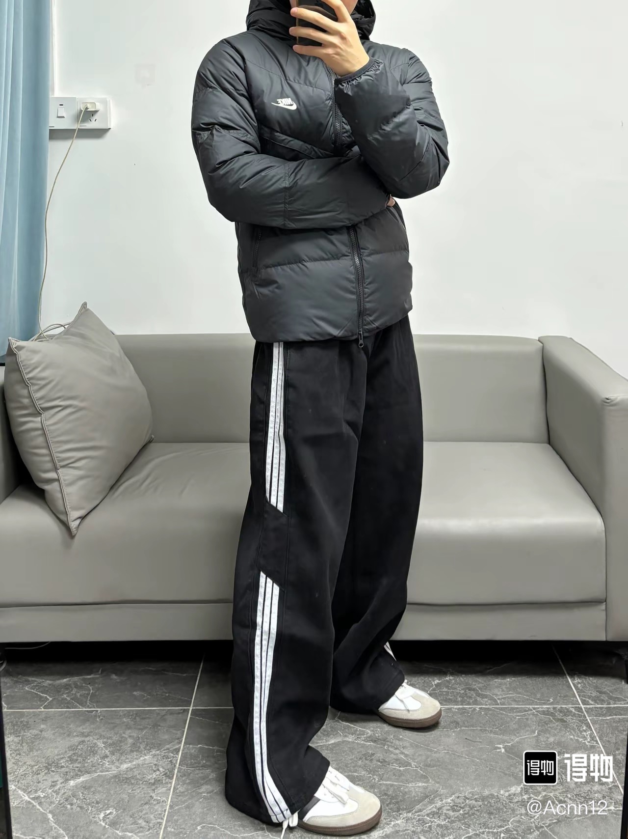 #B123 P145
Nike耐克风行者棉服 
【独家品质 区别通货】Storm-FIT Windrunner 连帽拉链长袖羽绒服  防风拒水 
极具性价比的Nike“风行者”，主打颜值与方便伸展的运动版型! 包裹性强 充绒量高，蓬松不显臃肿 Nike Storm-FlT性能、防风又防雨 无惧户外雨雪天气all black轻松 get男友风穿搭
颜色:黑色 灰色 杏色 绿色
尺码:m-xxl
        M  L XL	2XL
胸围	116	  120	124	  128
衣长	68	  70	72    74
肩宽	47	  48.5	50	  51.5
袖长	65	  66	67.5  69