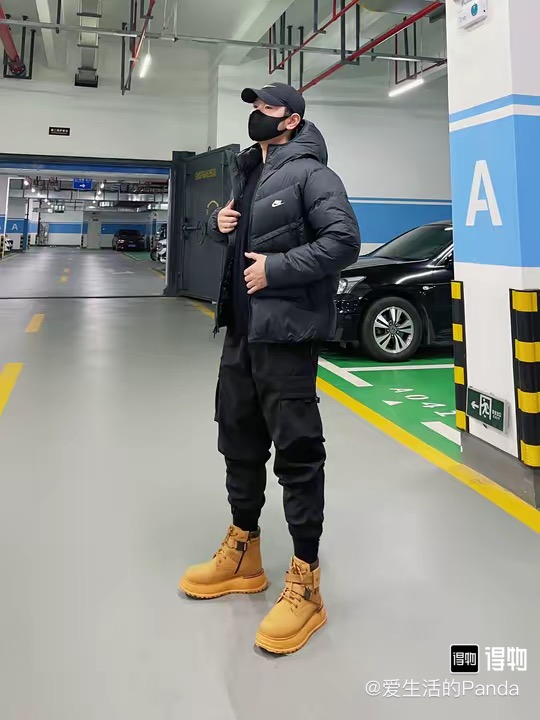 #B123 P145
Nike耐克风行者棉服 
【独家品质 区别通货】Storm-FIT Windrunner 连帽拉链长袖羽绒服  防风拒水 
极具性价比的Nike“风行者”，主打颜值与方便伸展的运动版型! 包裹性强 充绒量高，蓬松不显臃肿 Nike Storm-FlT性能、防风又防雨 无惧户外雨雪天气all black轻松 get男友风穿搭
颜色:黑色 灰色 杏色 绿色
尺码:m-xxl
        M  L XL	2XL
胸围	116	  120	124	  128
衣长	68	  70	72    74
肩宽	47	  48.5	50	  51.5
袖长	65	  66	67.5  69