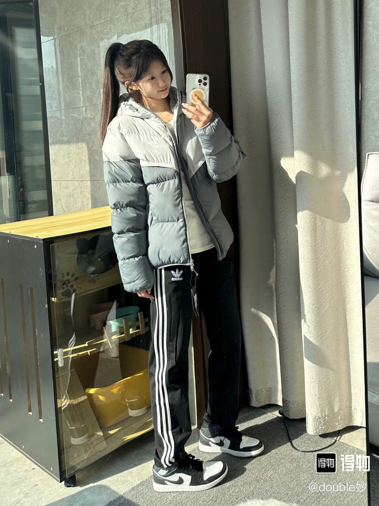 #B123 P145
Nike耐克风行者棉服 
【独家品质 区别通货】Storm-FIT Windrunner 连帽拉链长袖羽绒服  防风拒水 
极具性价比的Nike“风行者”，主打颜值与方便伸展的运动版型! 包裹性强 充绒量高，蓬松不显臃肿 Nike Storm-FlT性能、防风又防雨 无惧户外雨雪天气all black轻松 get男友风穿搭
颜色:黑色 灰色 杏色 绿色
尺码:m-xxl
        M  L XL	2XL
胸围	116	  120	124	  128
衣长	68	  70	72    74
肩宽	47	  48.5	50	  51.5
袖长	65	  66	67.5  69