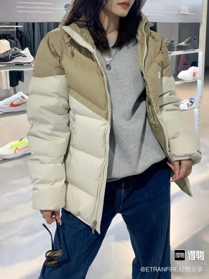 #B123 P145
Nike耐克风行者棉服 
【独家品质 区别通货】Storm-FIT Windrunner 连帽拉链长袖羽绒服  防风拒水 
极具性价比的Nike“风行者”，主打颜值与方便伸展的运动版型! 包裹性强 充绒量高，蓬松不显臃肿 Nike Storm-FlT性能、防风又防雨 无惧户外雨雪天气all black轻松 get男友风穿搭
颜色:黑色 灰色 杏色 绿色
尺码:m-xxl
        M  L XL	2XL
胸围	116	  120	124	  128
衣长	68	  70	72    74
肩宽	47	  48.5	50	  51.5
袖长	65	  66	67.5  69