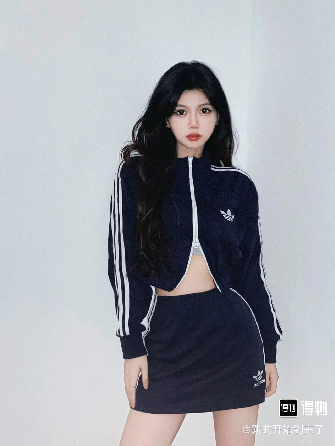 #B136 套装💰200 (短裙内有加安全裤)
Adidas阿迪达斯三叶草复古立领休闲运动拉链条纹夹克外套短裤女套装
颜色:藏青色
码数:S M L XL
衣长 胸围 袖长 肩宽 裙长 腰围
S 46 52 50 52 36 47
M 48 54 51 54 38 49
L 50 56 52 56 40 51
XL 52 58 53 58 42 53
温馨提示:
1.因各人身材比例不同,以上尺码建议仅供参考,因是手工测量,会存在1-4cm误差,敬请见谅!