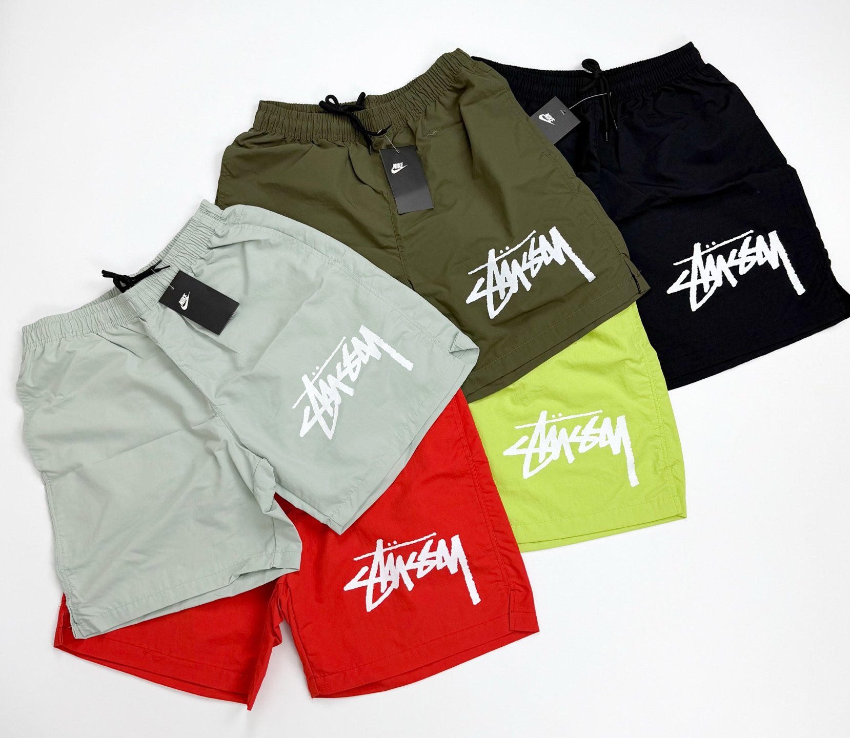 #D03 P75 foto de fondo blanco. Stussy x Nike pantalones cortos de playa, pantalones cortos de baloncesto, edición limit…