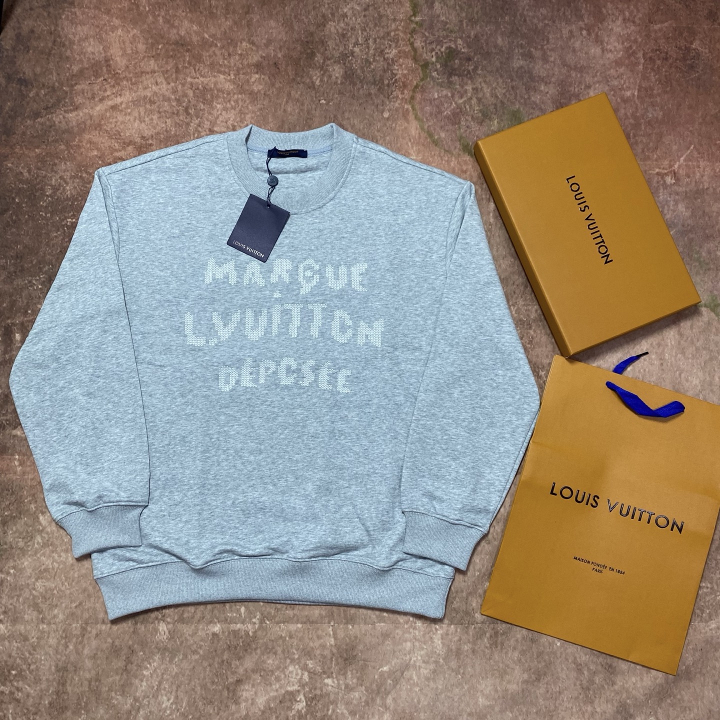 P115 1v Louis LOUIS VUITTON* letra bordada serie Nigo cuello redondo. Tejido: Confeccionado en rizo de escamas de pesca…