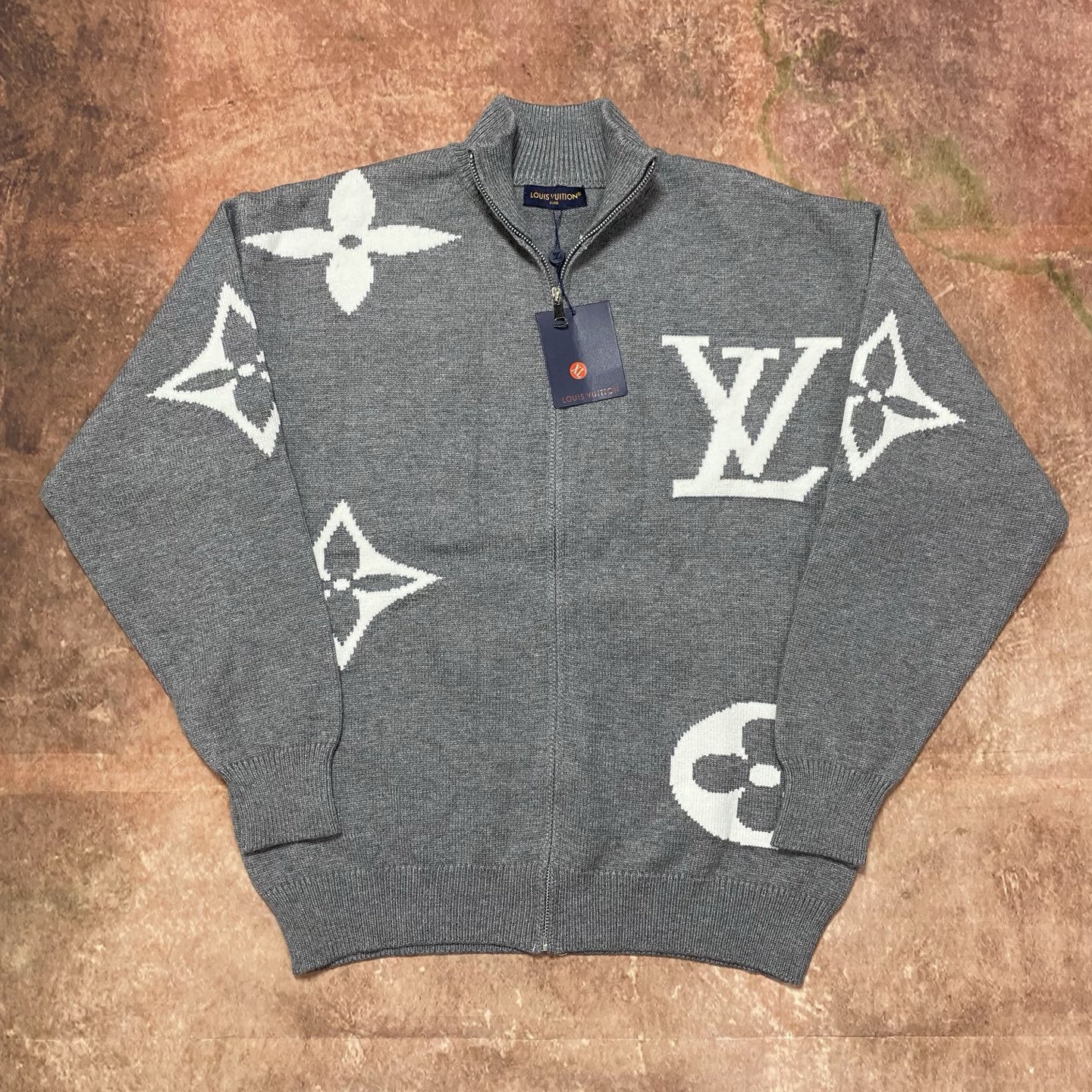 P145 Louis Vuitton-1v Suéter con cremallera para presbicia Louis. El tejido está tejido con hilo de mezcla de lana. El …