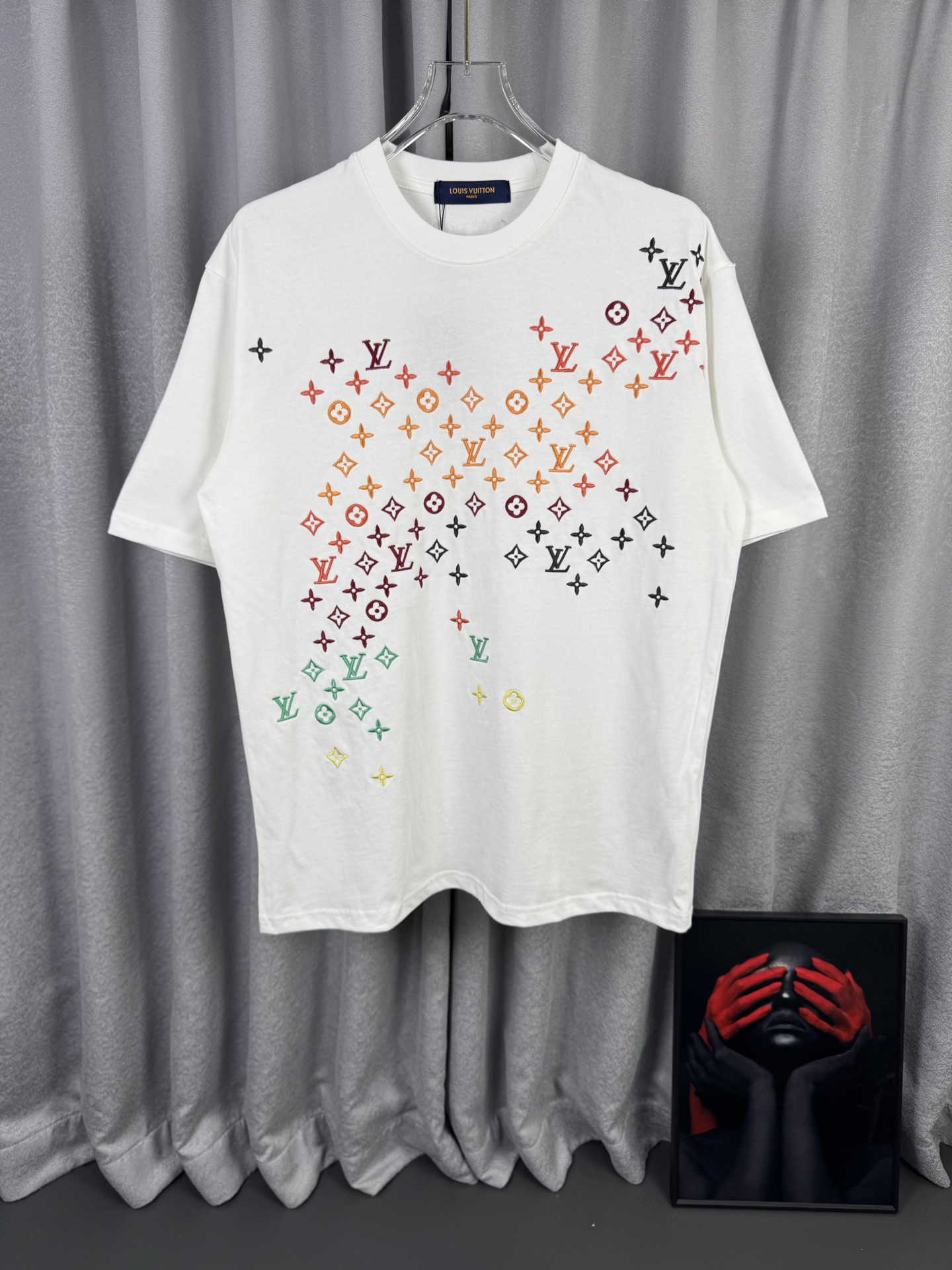 P105 1V Louis Vuitton, camiseta de cuello redondo de alta calidad de 320 gramos, clásica de la marca, logo clásico de l…