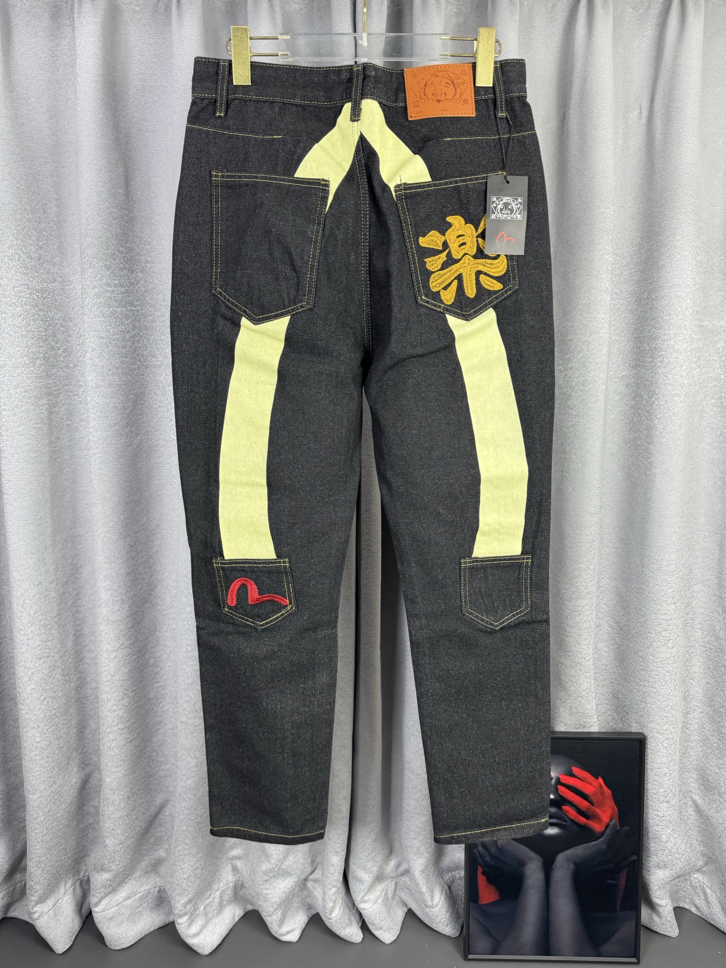 P120 Evisu福神刺绣牛仔长裤男女同款 高弹牛仔面料！重磅最新款！走一波！ 高密度万针刺绣 乐 福神logo 做工品质之类 无需多言 重点是这款裤子的品质兄弟们收到货品感受一下 你一定会明白我给兄弟们准备的东西 …