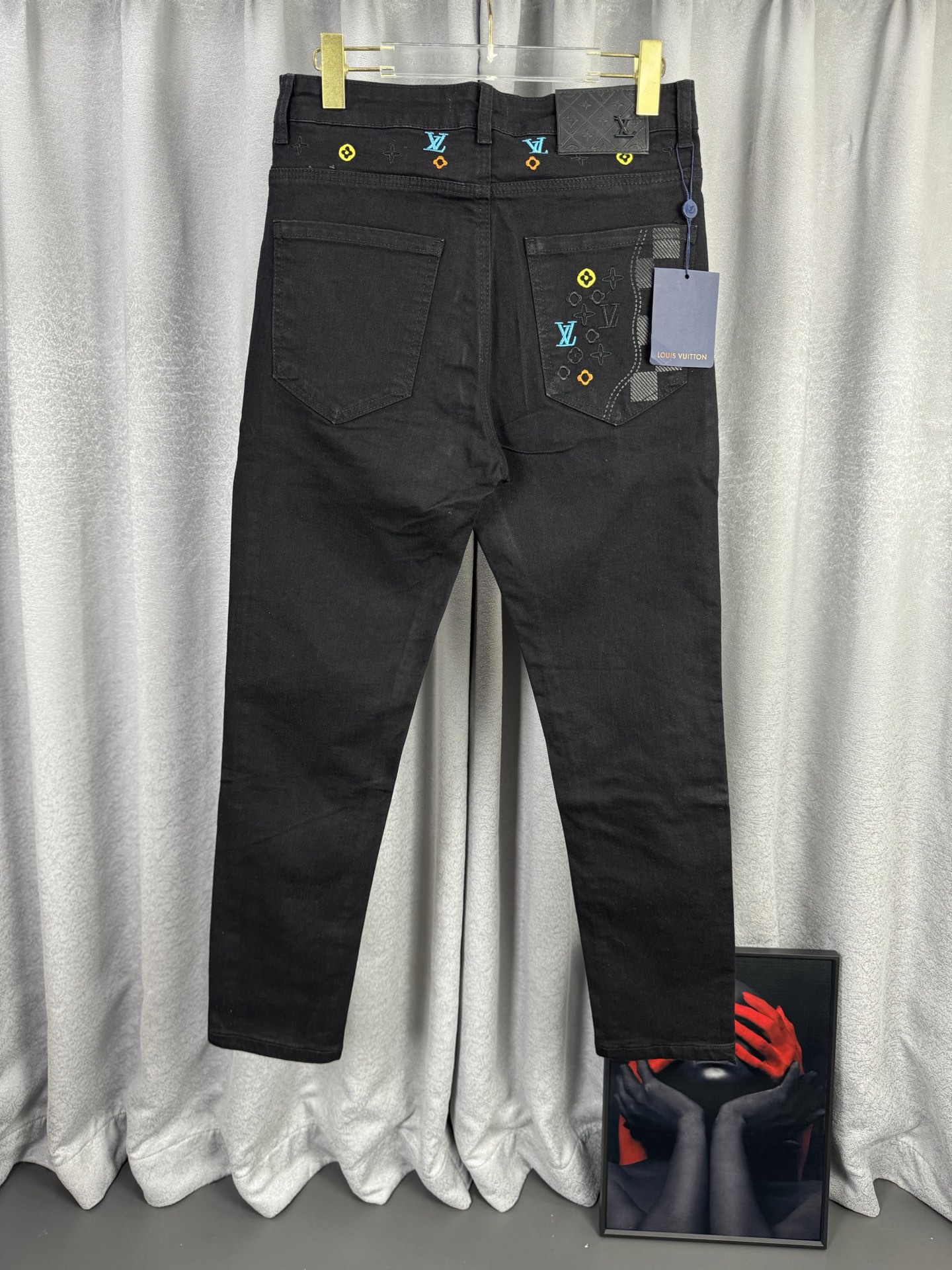 P120 1V Louis 26ss Inicio de primavera, nuevos vaqueros con bolsillo y logo Monograma bordado en colores. Tela de mezcl…