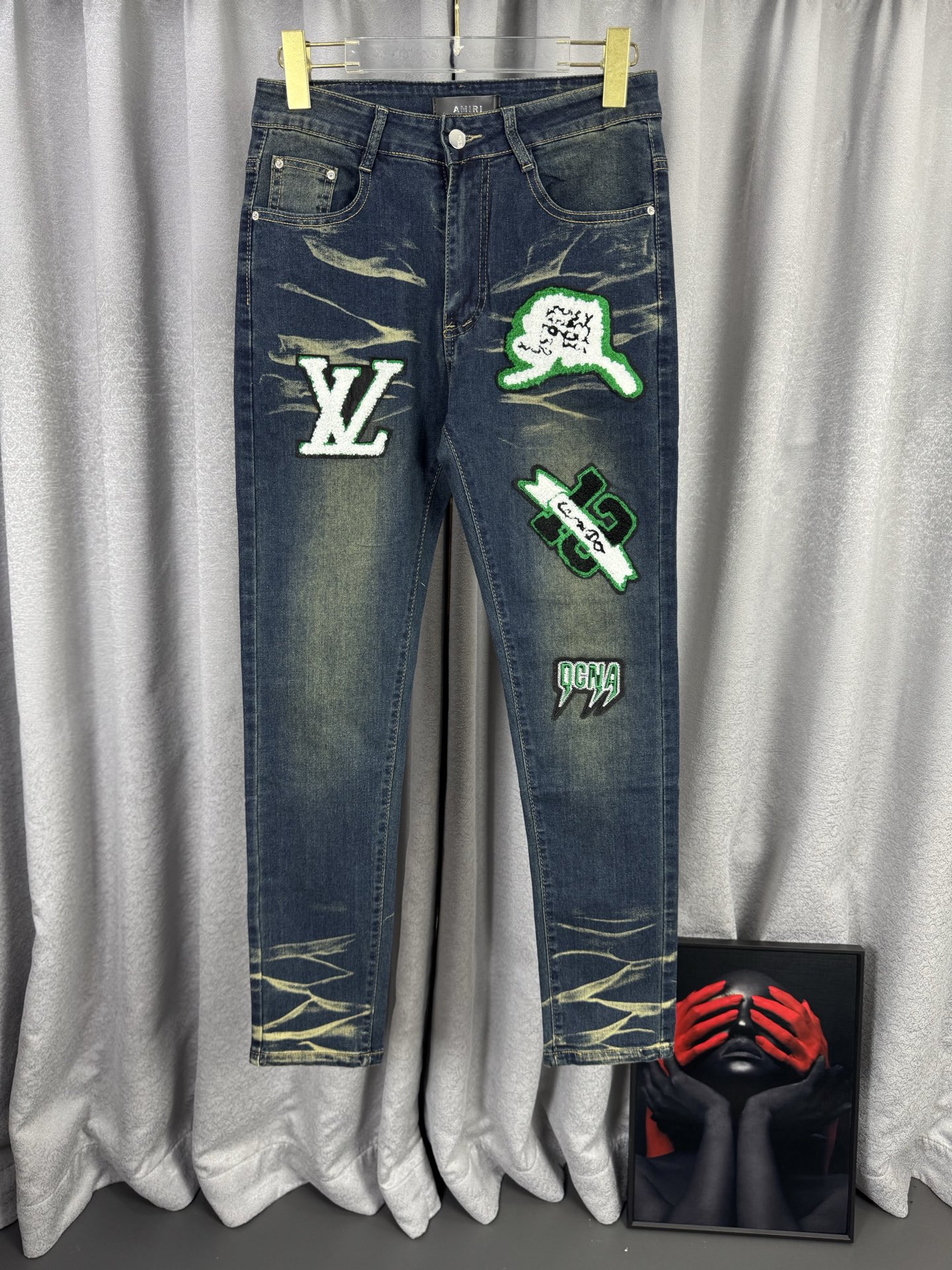 P120 1v 路易 26ss早春新款毛巾绣logo牛仔裤 棉布混纺面料，表面清晰可见的横纹理，凸显出无敌的质感！口袋原版五金 具有极高的辨识度与档次感！所有五金辅料均为客供定制 都是经过严格把控的牛货，作为街头潮流搭配单品，没有什么比它…
