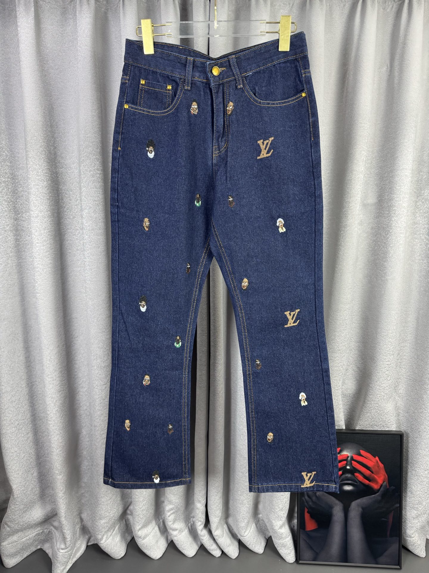 P120 1V 路易 26ss早春新款口袋公仔人物刺绣logo牛仔裤 棉布混纺面料，表面清晰可见的横纹理，凸显出无敌的质感！口袋原版五金 具有极高的辨识度与档次感！所有五金辅料均为客供定制 都是经过严格把控的牛货，作为街头潮流搭配单品，没…