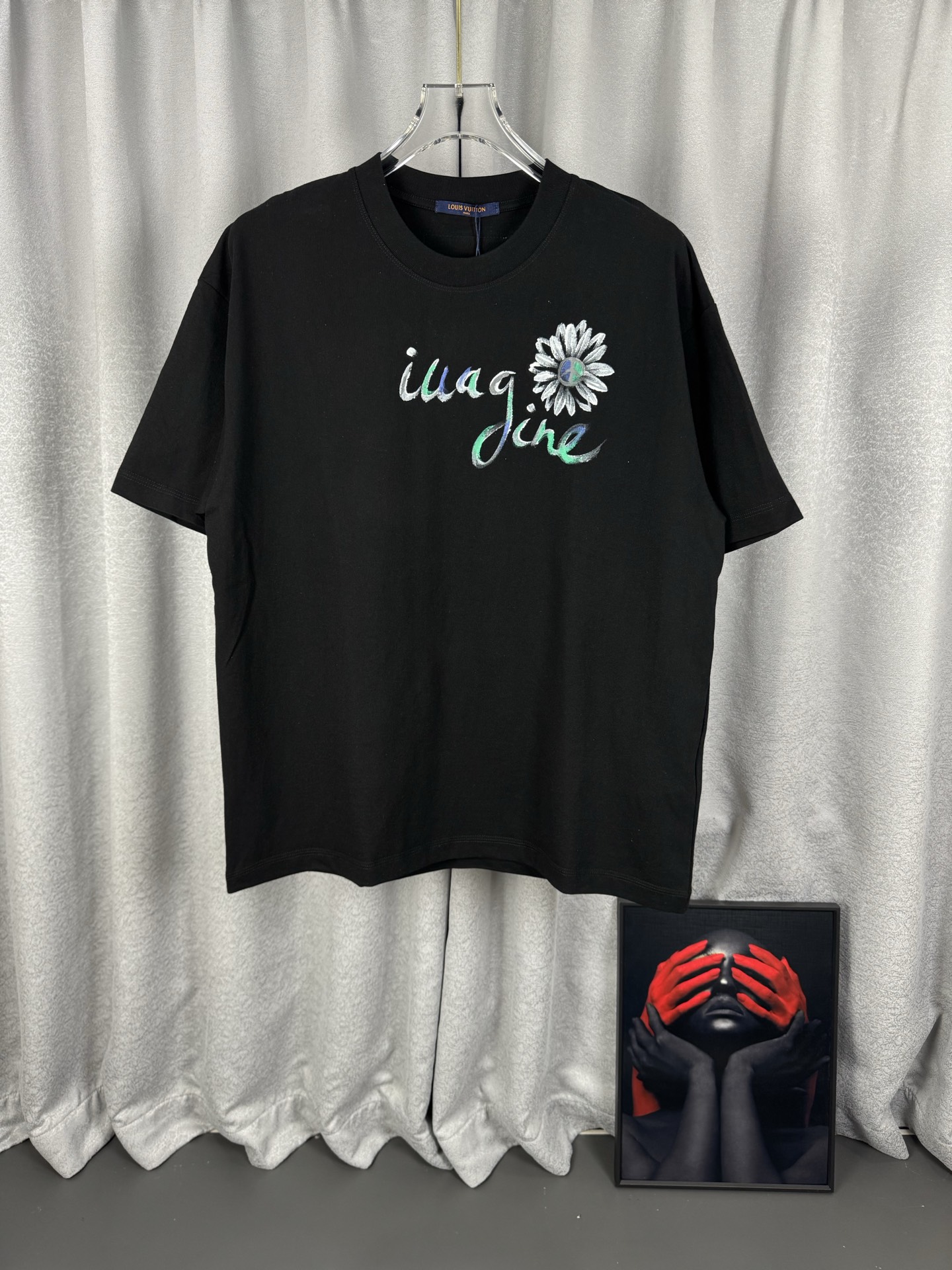 P85 [高版本] 1v 路易 驴家 雏菊logo 2026SS 春夏高克重重工打底直喷印花短袖T恤 购入原版开模打造，全套定制辅料，所有细节完美还原 定织定染300克珠地空气棉面料。 胸口logo标志非常重工字母图案，采用 精细的细节处…