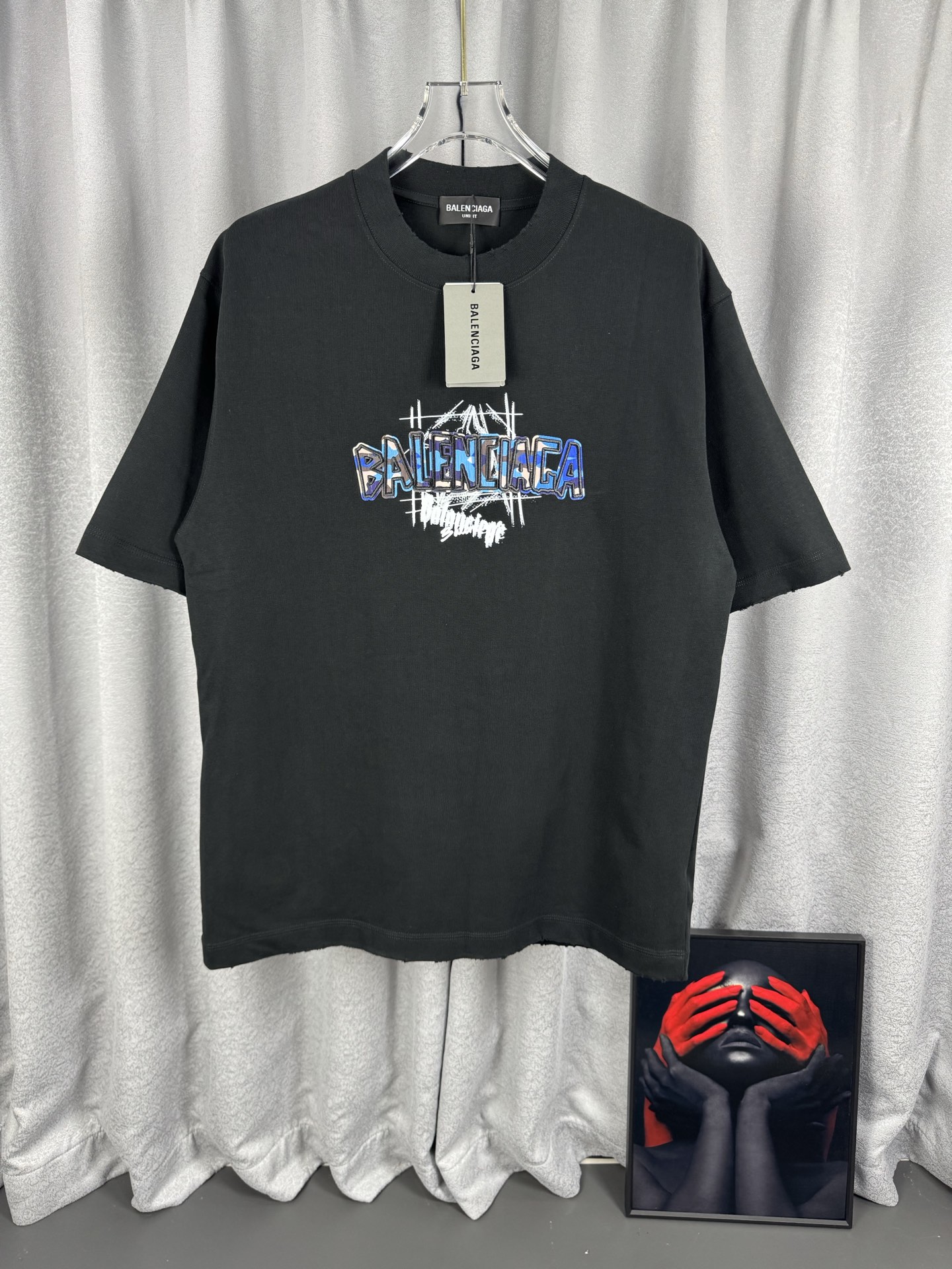P100 BLCG Balenciaga Logotipo de graffiti bordado en relieve renderizado 2026 nueva primavera manga corta Concepto de d…