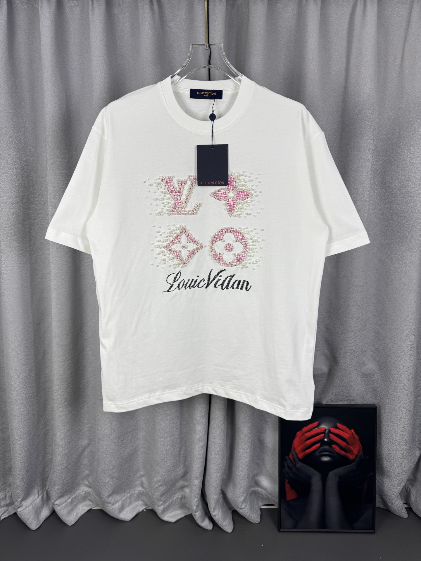 P105 LV 路易威登 珍珠刺绣四叶草logo高品质320克圆领短袖T恤 品牌经典 简约 珍珠 百灵达刺绣 字母LOGO 2026ss早春官方同步 高版本 高品质 时尚个性 百搭潮流 纯原品质 原版面料 吊牌 领标 水洗麦 三标齐全 颜…