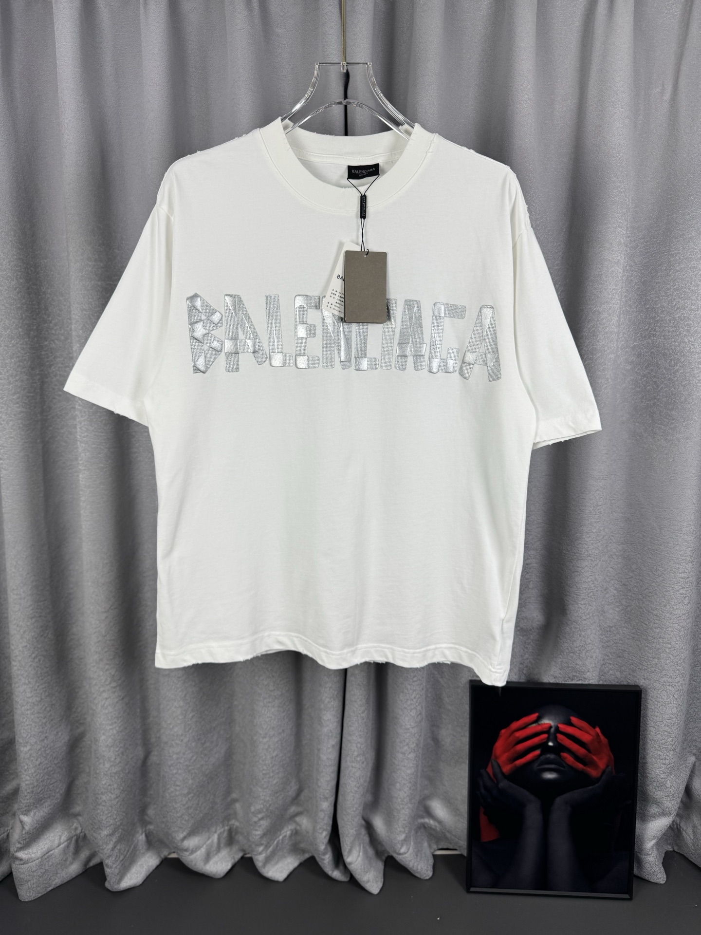 Modelo P95 BLCG web oficial de Balenciaga con logo bronceado plateado. La cinta tensora está desgastada y desgastada. A…