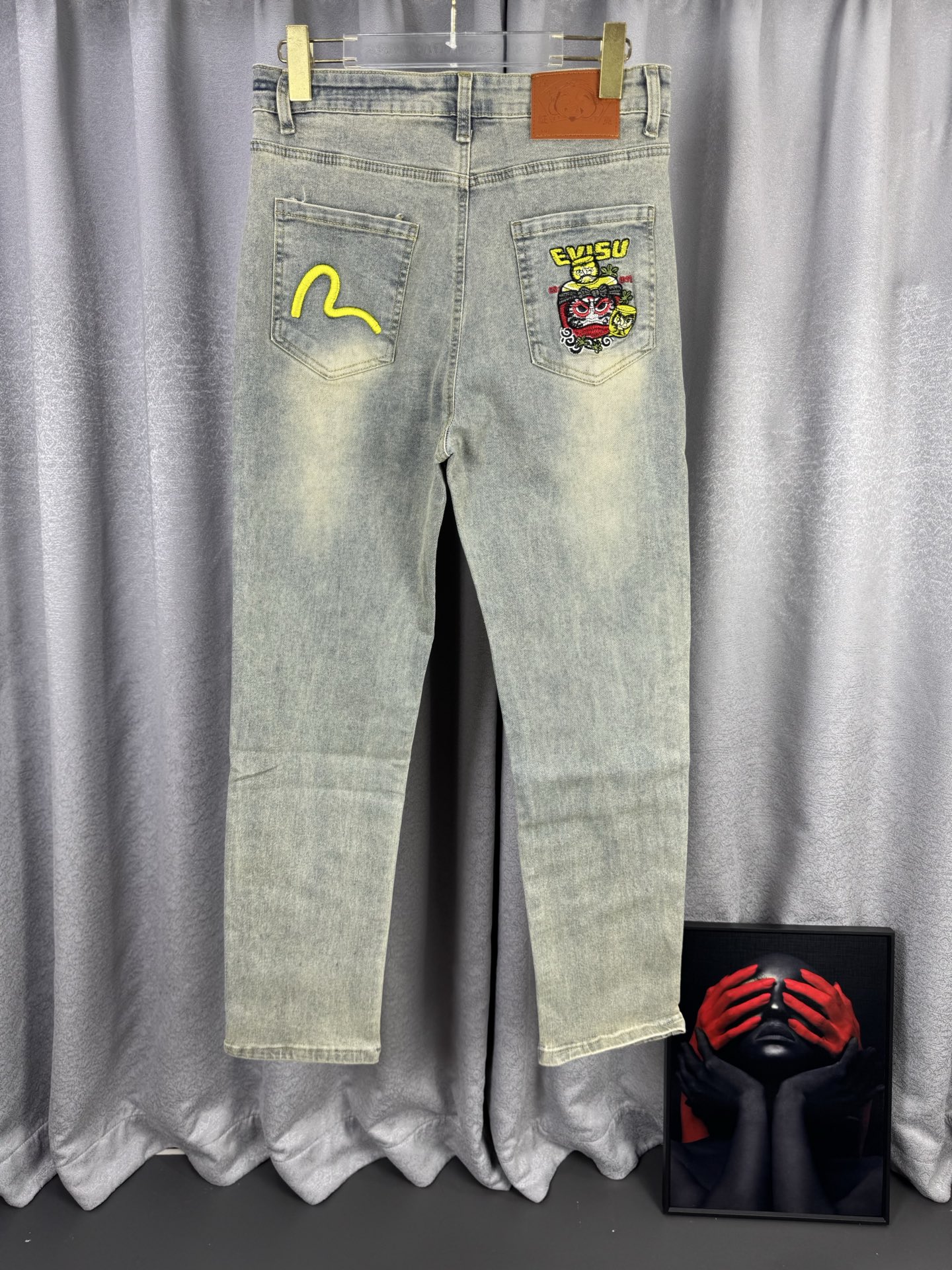 P120 Evisu福神刺绣牛仔长裤男女同款 高弹牛仔面料！重磅最新款！走一波！ 高密度万针刺绣仙鹤福神logo 做工品质之类 无需多言 重点是这款裤子的品质兄弟们收到货品感受一下 你一定会明白我给兄弟们准备的东西 究…
