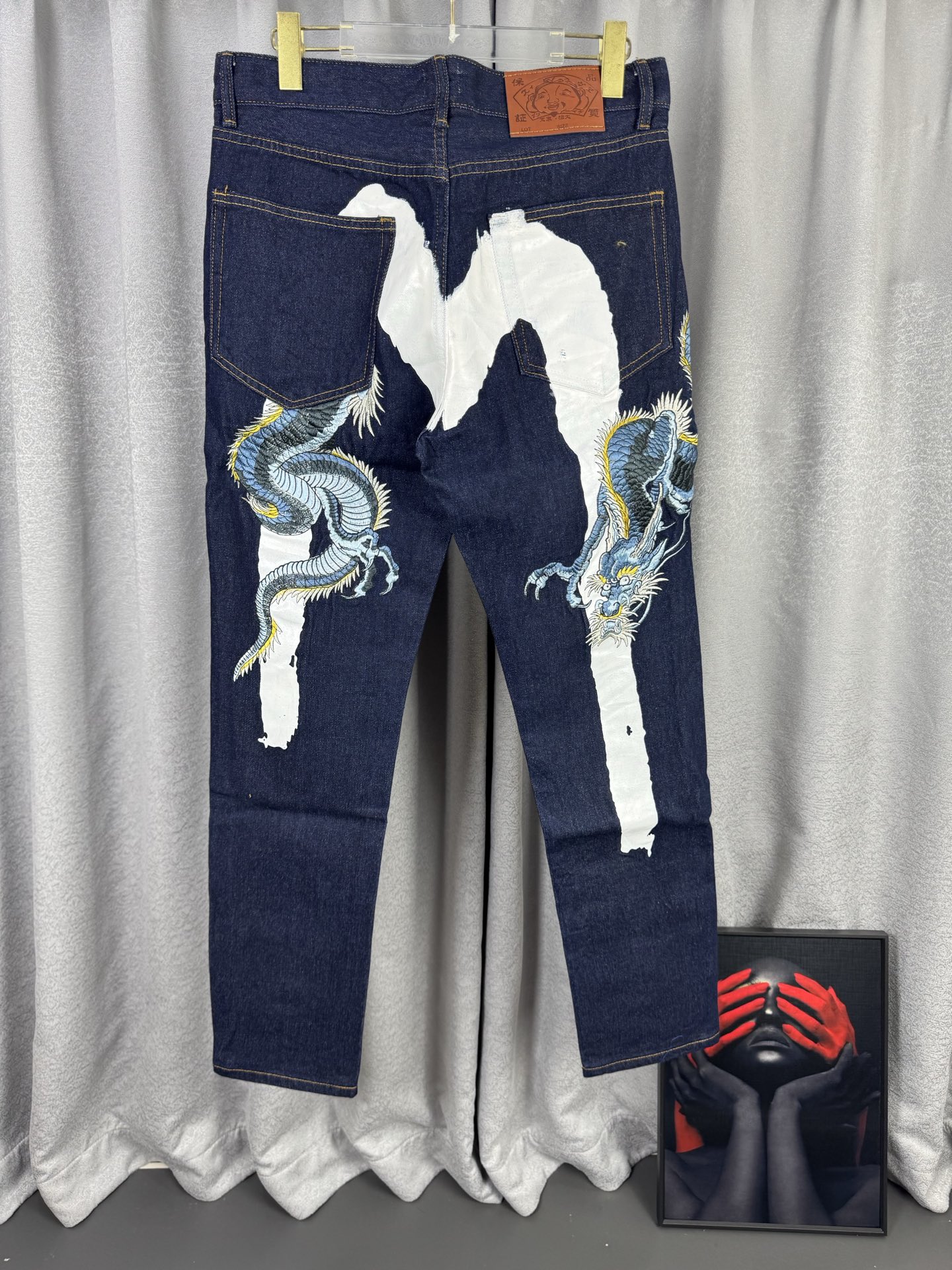 P120 Evisu福神刺绣牛仔长裤男女同款 高弹牛仔面料！重磅最新款！走一波！ 高密度万针刺绣神龙福神logo 做工品质之类 无需多言 重点是这款裤子的品质兄弟们收到货品感受一下 你一定会明白我给兄弟们准备的东西 究…