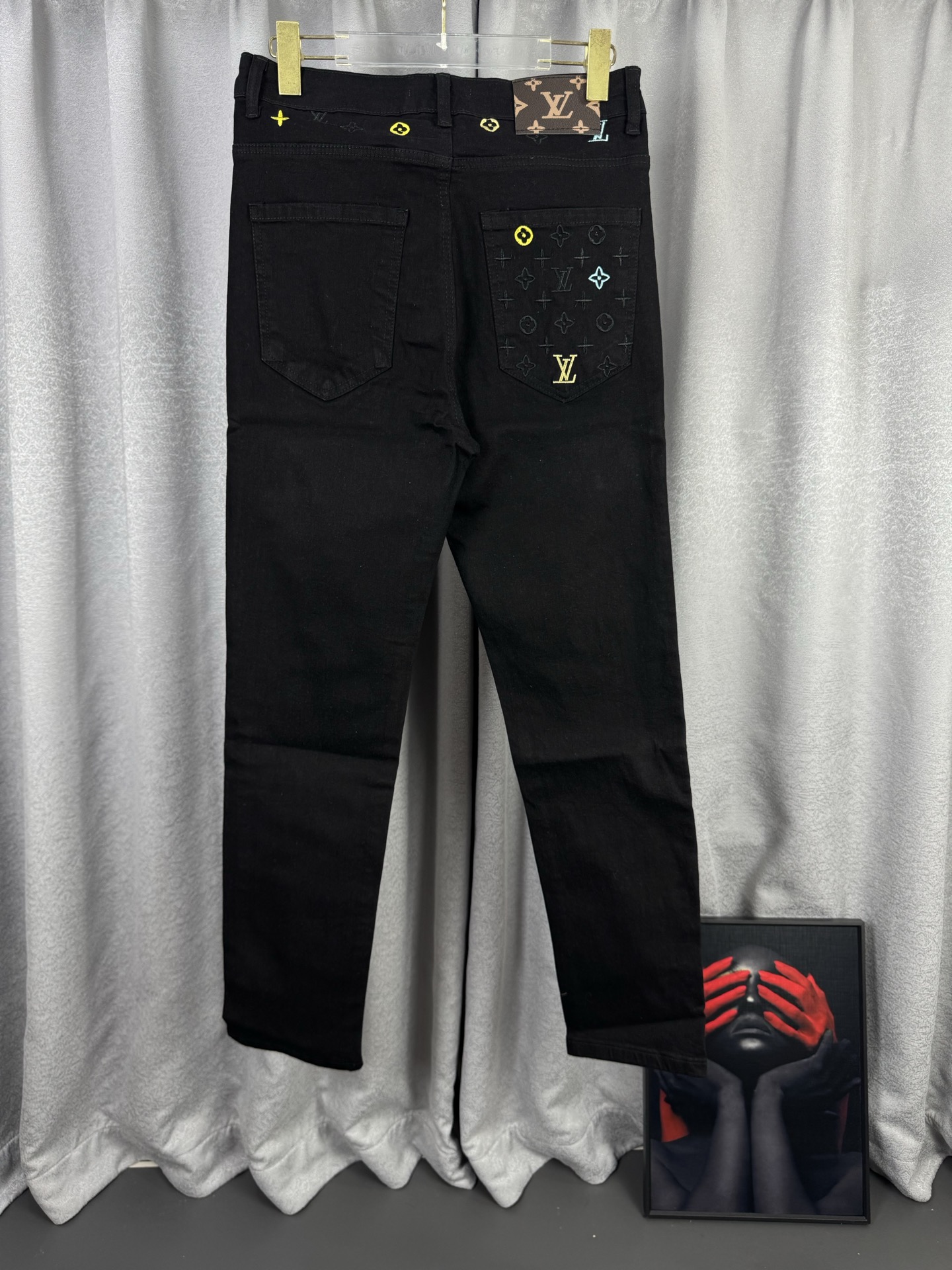 P120 1V Louis 26ss Inicio de primavera, nuevos vaqueros con bolsillo y logo Monograma bordado en colores. Tela de mezcl…