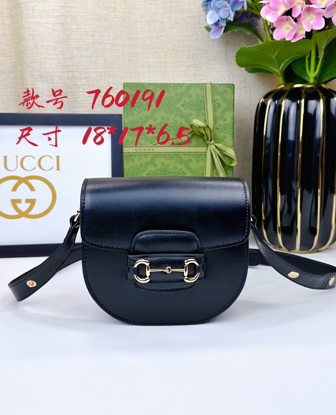   迷你斜挎马鞍包古驰《Aria-时尚咏叹调》系列运用现代手法焕新演绎经典元素。竹节是古驰的经典元素之一