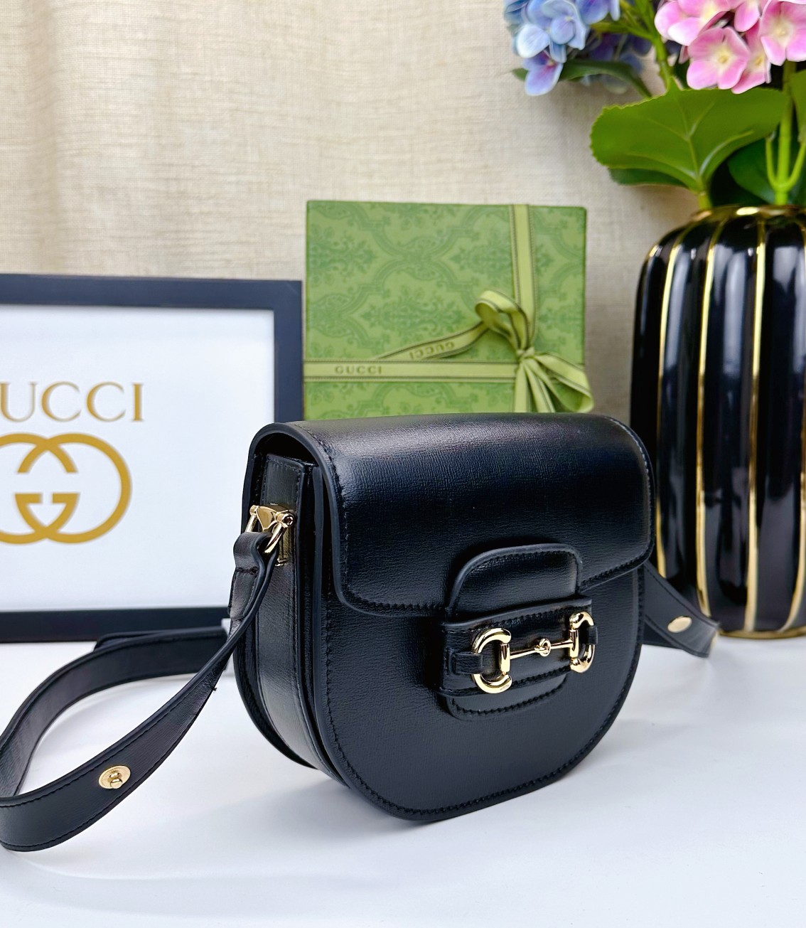   迷你斜挎马鞍包古驰《Aria-时尚咏叹调》系列运用现代手法焕新演绎经典元素。竹节是古驰的经典元素之一