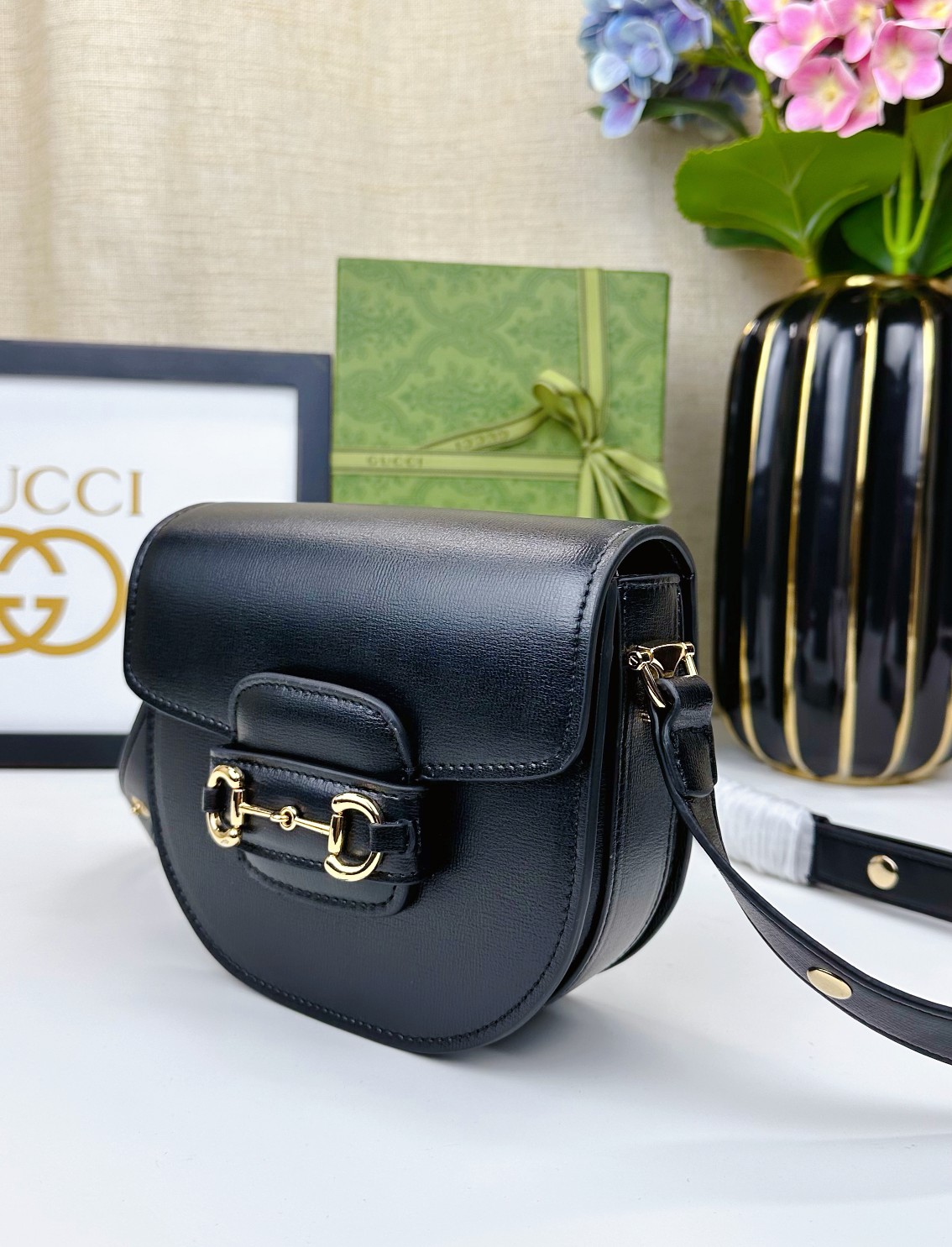   迷你斜挎马鞍包古驰《Aria-时尚咏叹调》系列运用现代手法焕新演绎经典元素。竹节是古驰的经典元素之一