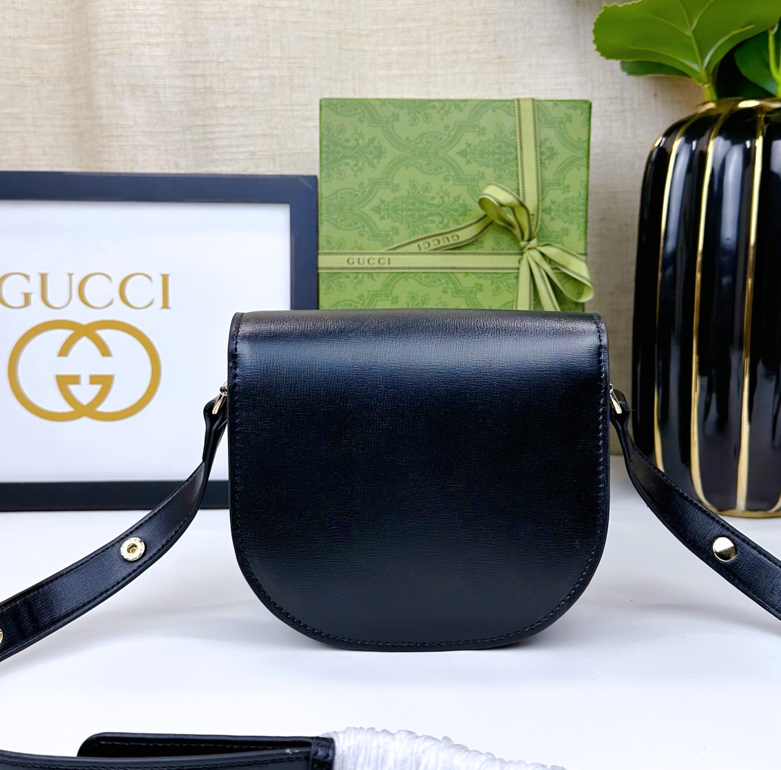   迷你斜挎马鞍包古驰《Aria-时尚咏叹调》系列运用现代手法焕新演绎经典元素。竹节是古驰的经典元素之一