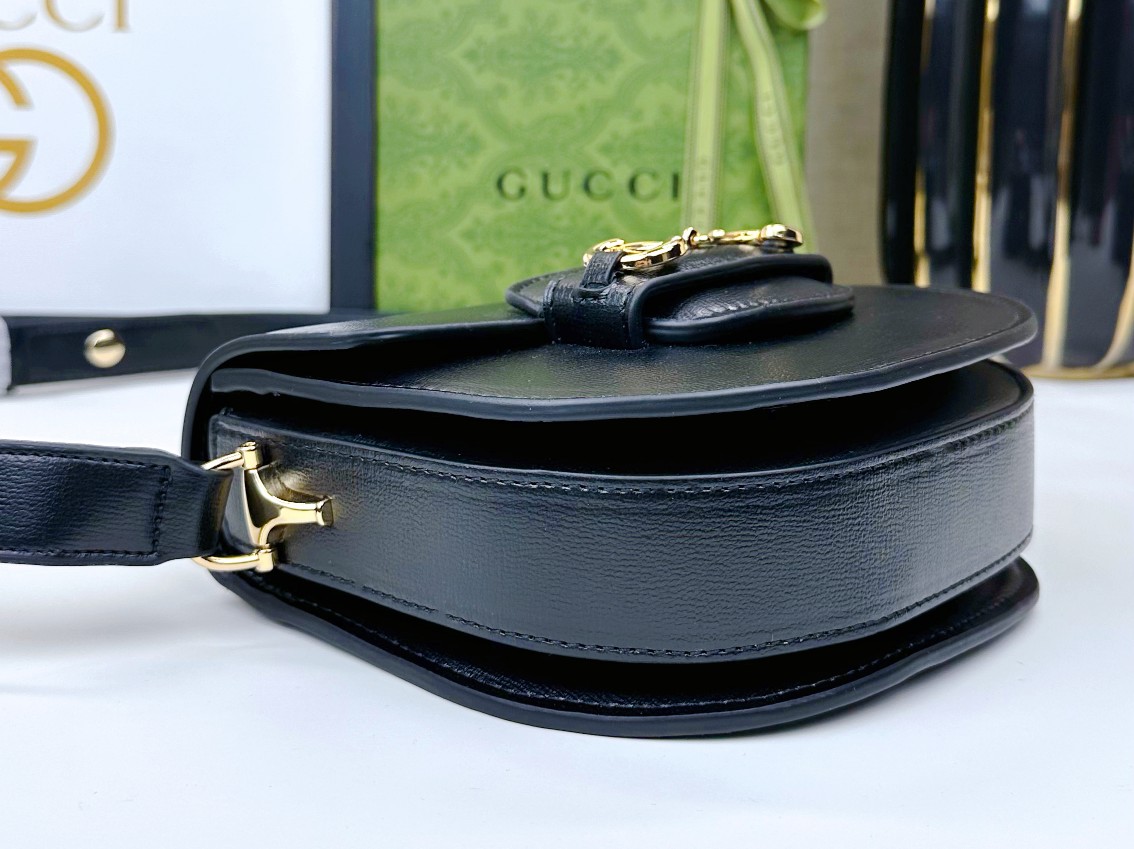   迷你斜挎马鞍包古驰《Aria-时尚咏叹调》系列运用现代手法焕新演绎经典元素。竹节是古驰的经典元素之一