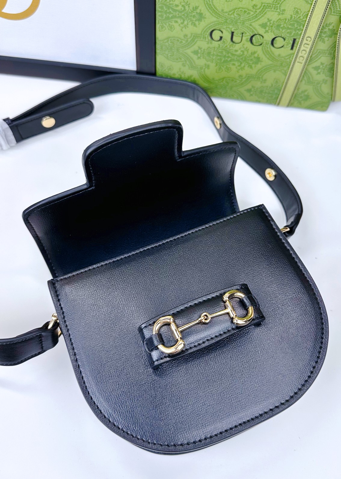   迷你斜挎马鞍包古驰《Aria-时尚咏叹调》系列运用现代手法焕新演绎经典元素。竹节是古驰的经典元素之一