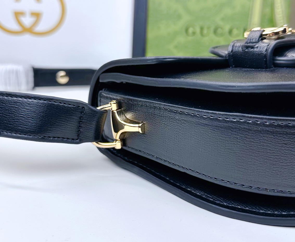   迷你斜挎马鞍包古驰《Aria-时尚咏叹调》系列运用现代手法焕新演绎经典元素。竹节是古驰的经典元素之一