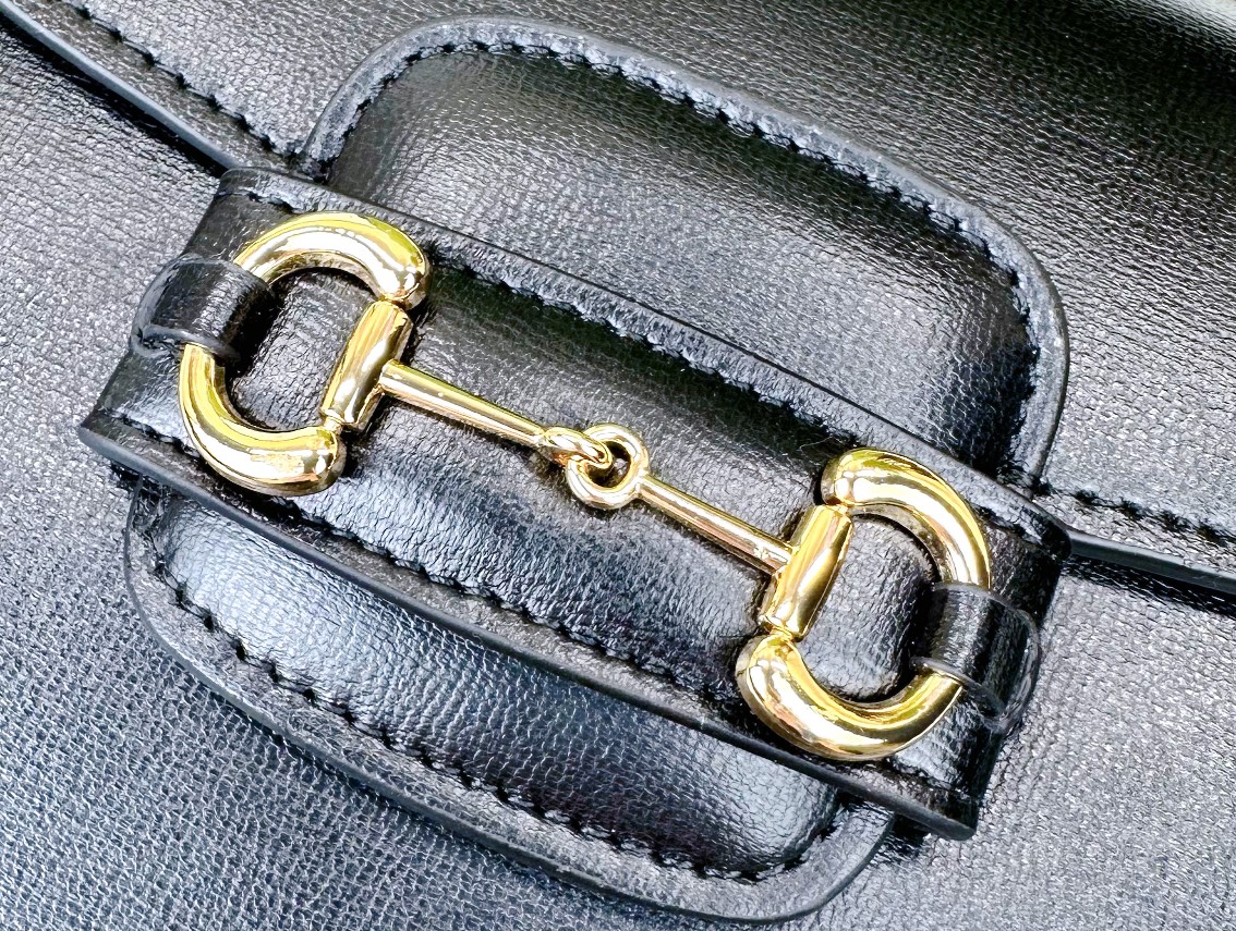   迷你斜挎马鞍包古驰《Aria-时尚咏叹调》系列运用现代手法焕新演绎经典元素。竹节是古驰的经典元素之一