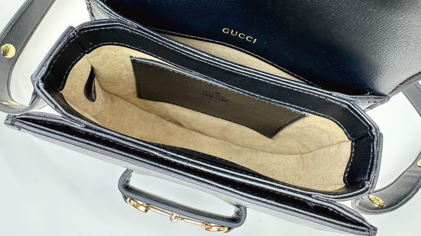   迷你斜挎马鞍包古驰《Aria-时尚咏叹调》系列运用现代手法焕新演绎经典元素。竹节是古驰的经典元素之一