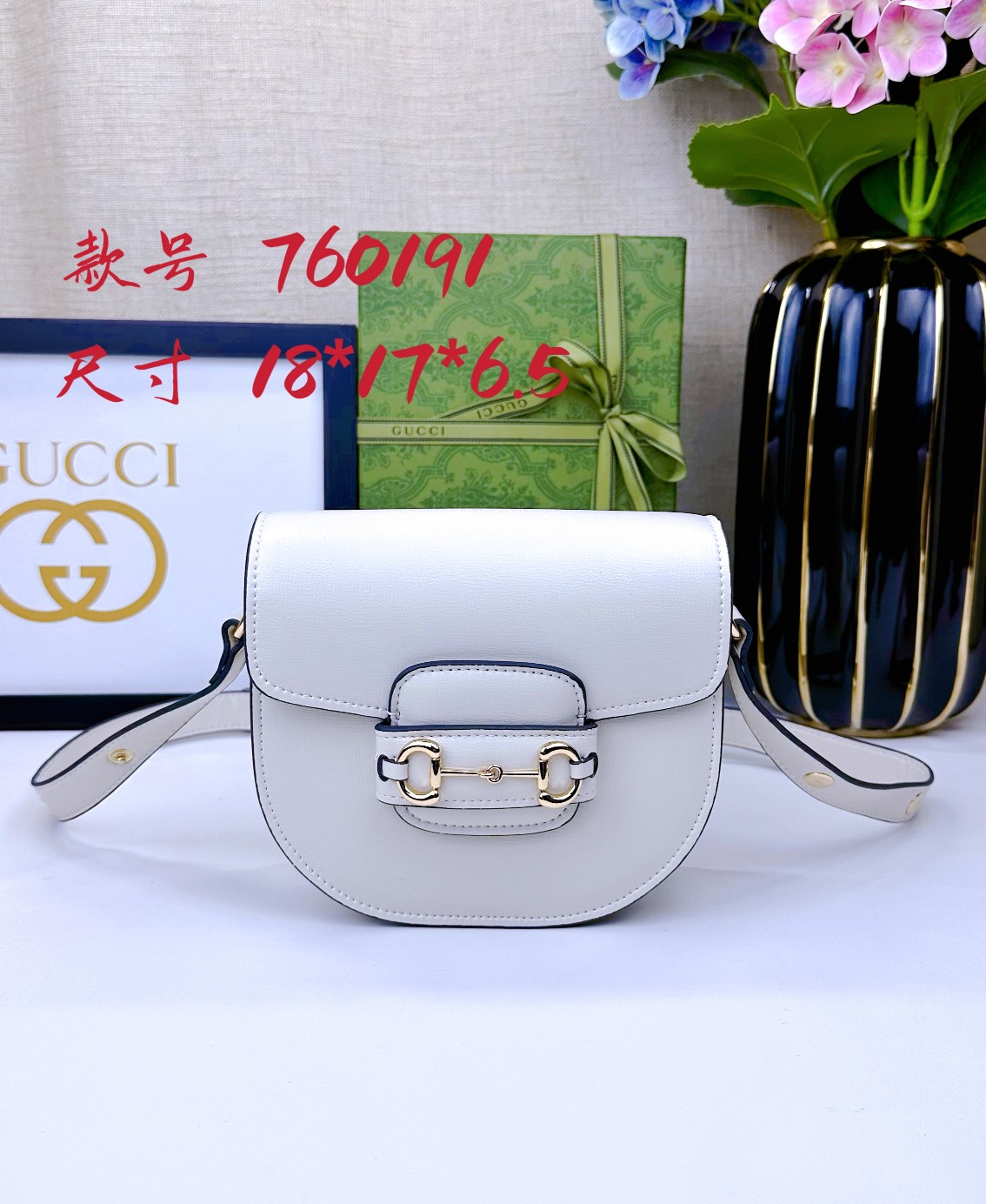 迷你斜挎马鞍包古驰《Aria-时尚咏叹调》系列运用现代手法焕新演绎经典元素。竹节是古驰的经典元素之一，自