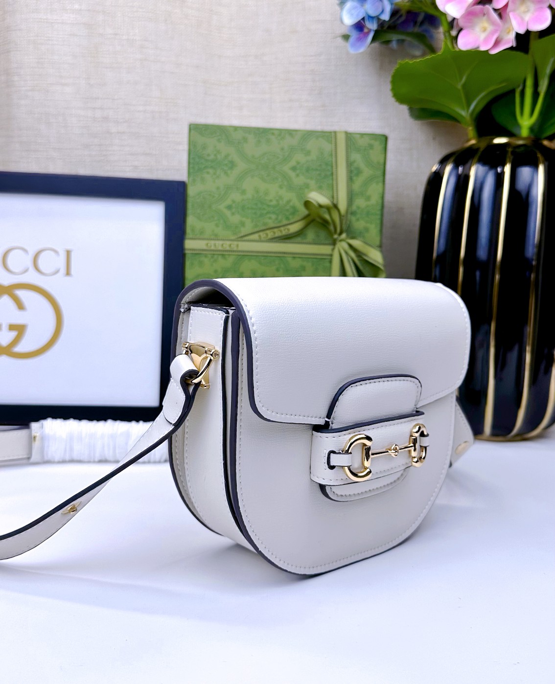 迷你斜挎马鞍包古驰《Aria-时尚咏叹调》系列运用现代手法焕新演绎经典元素。竹节是古驰的经典元素之一，自