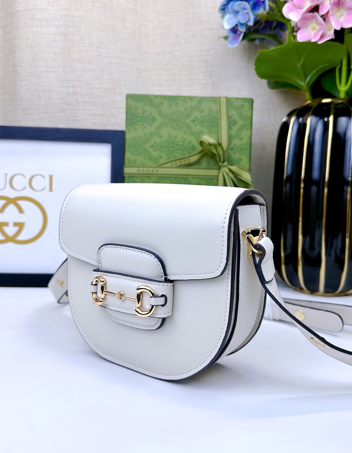 迷你斜挎马鞍包古驰《Aria-时尚咏叹调》系列运用现代手法焕新演绎经典元素。竹节是古驰的经典元素之一，自