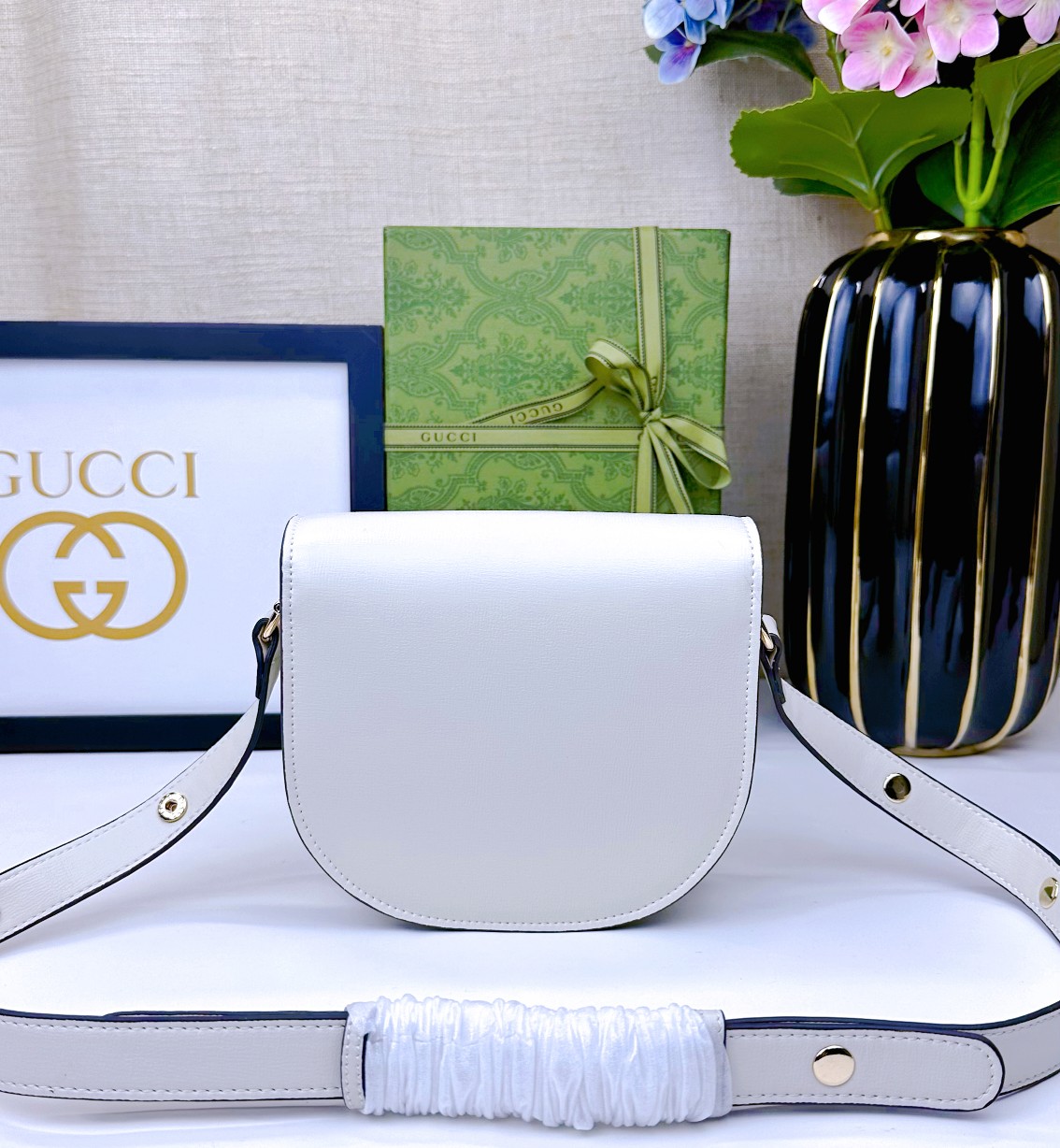 迷你斜挎马鞍包古驰《Aria-时尚咏叹调》系列运用现代手法焕新演绎经典元素。竹节是古驰的经典元素之一，自