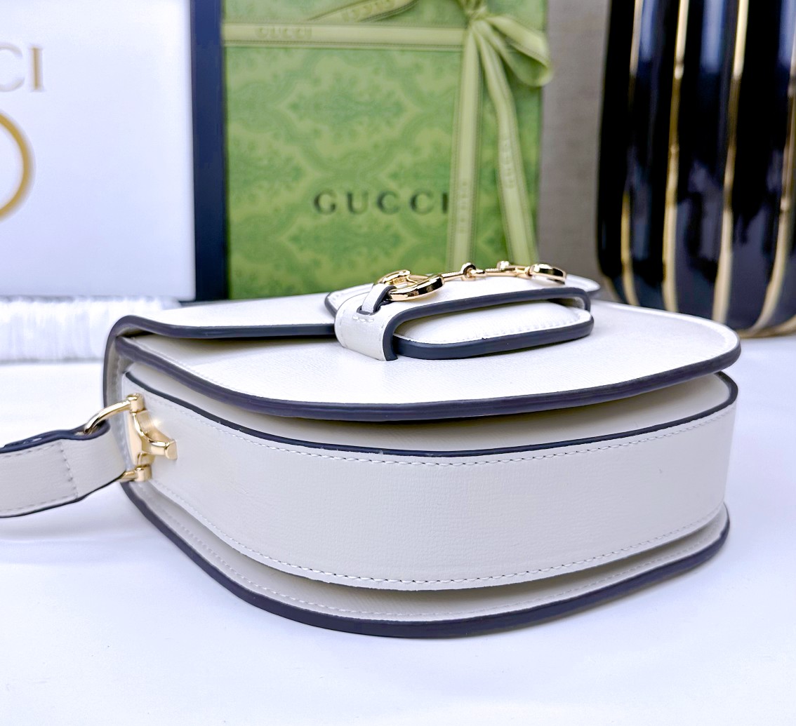 迷你斜挎马鞍包古驰《Aria-时尚咏叹调》系列运用现代手法焕新演绎经典元素。竹节是古驰的经典元素之一，自