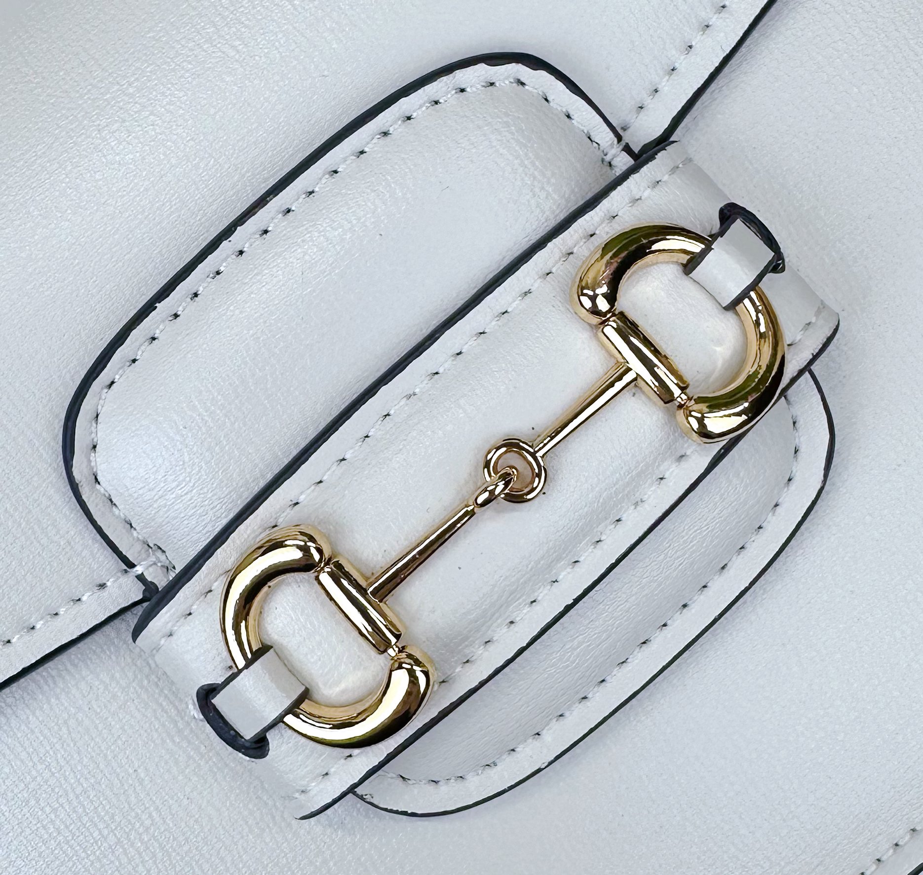 迷你斜挎马鞍包古驰《Aria-时尚咏叹调》系列运用现代手法焕新演绎经典元素。竹节是古驰的经典元素之一，自