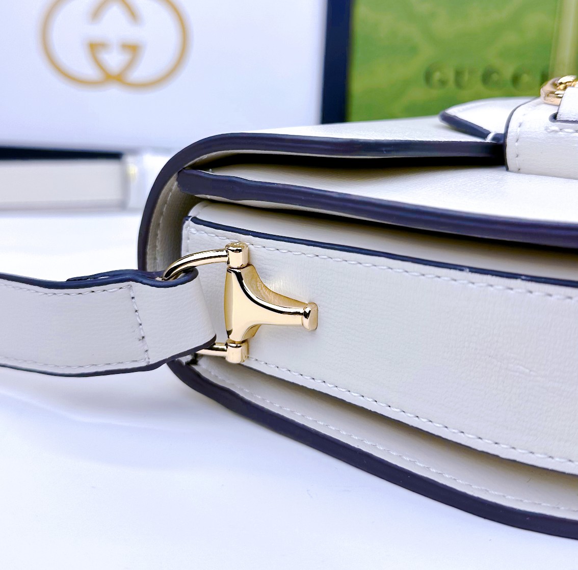 迷你斜挎马鞍包古驰《Aria-时尚咏叹调》系列运用现代手法焕新演绎经典元素。竹节是古驰的经典元素之一，自