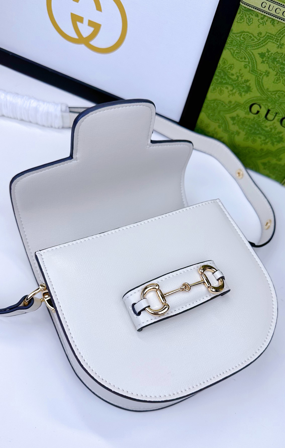 迷你斜挎马鞍包古驰《Aria-时尚咏叹调》系列运用现代手法焕新演绎经典元素。竹节是古驰的经典元素之一，自