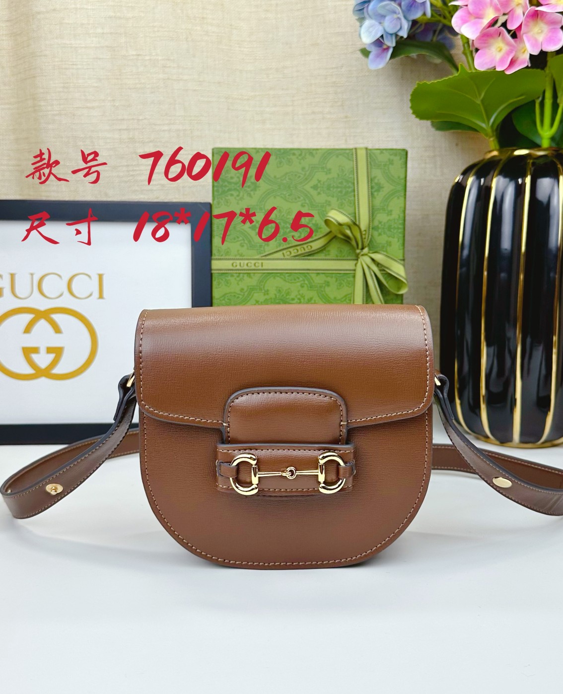   迷你斜挎马鞍包古驰《Aria-时尚咏叹调》系列运用现代手法焕新演绎经典元素。竹节是古驰的经典元素之一