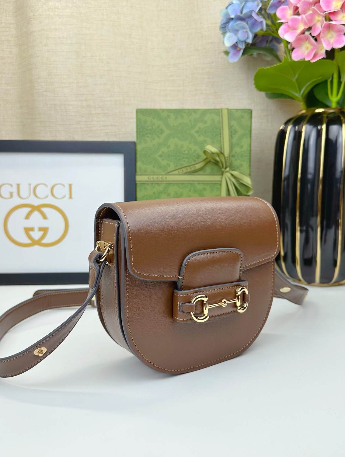   迷你斜挎马鞍包古驰《Aria-时尚咏叹调》系列运用现代手法焕新演绎经典元素。竹节是古驰的经典元素之一