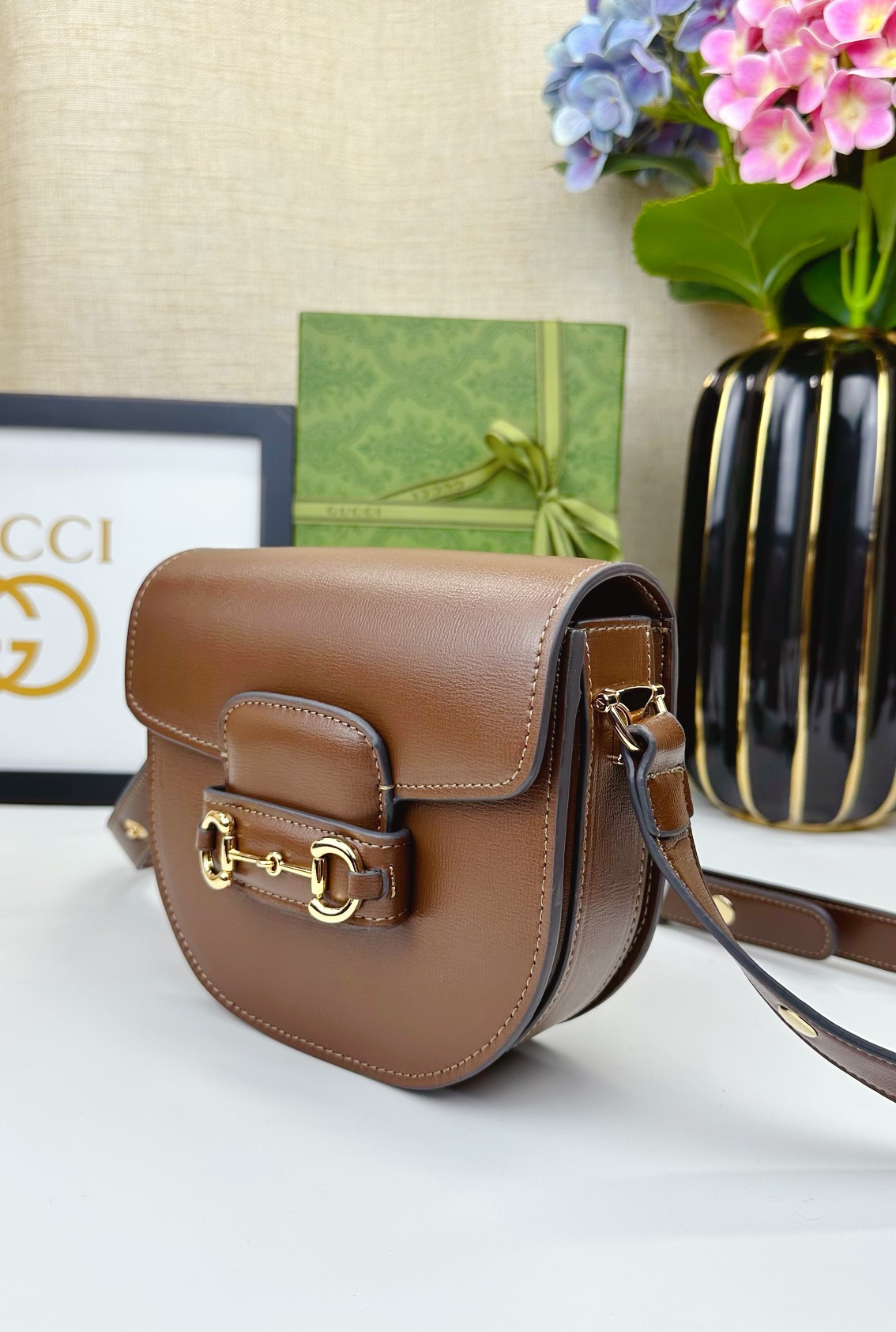   迷你斜挎马鞍包古驰《Aria-时尚咏叹调》系列运用现代手法焕新演绎经典元素。竹节是古驰的经典元素之一