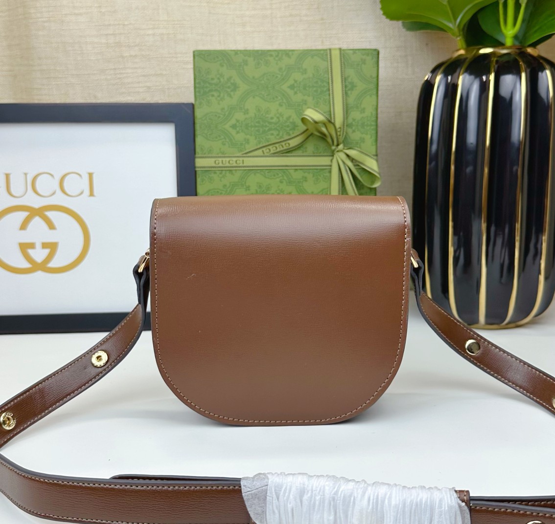   迷你斜挎马鞍包古驰《Aria-时尚咏叹调》系列运用现代手法焕新演绎经典元素。竹节是古驰的经典元素之一