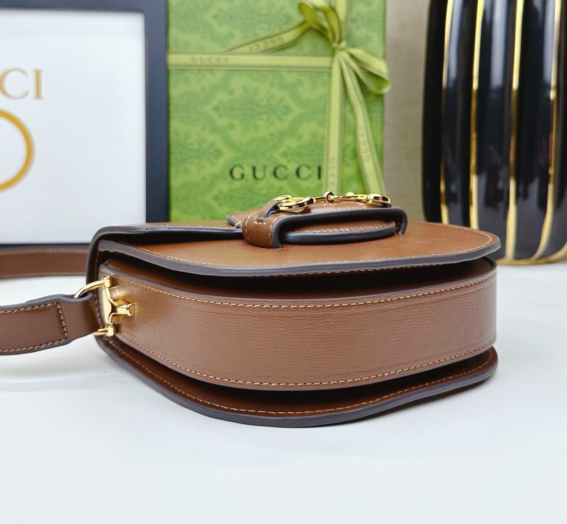   迷你斜挎马鞍包古驰《Aria-时尚咏叹调》系列运用现代手法焕新演绎经典元素。竹节是古驰的经典元素之一