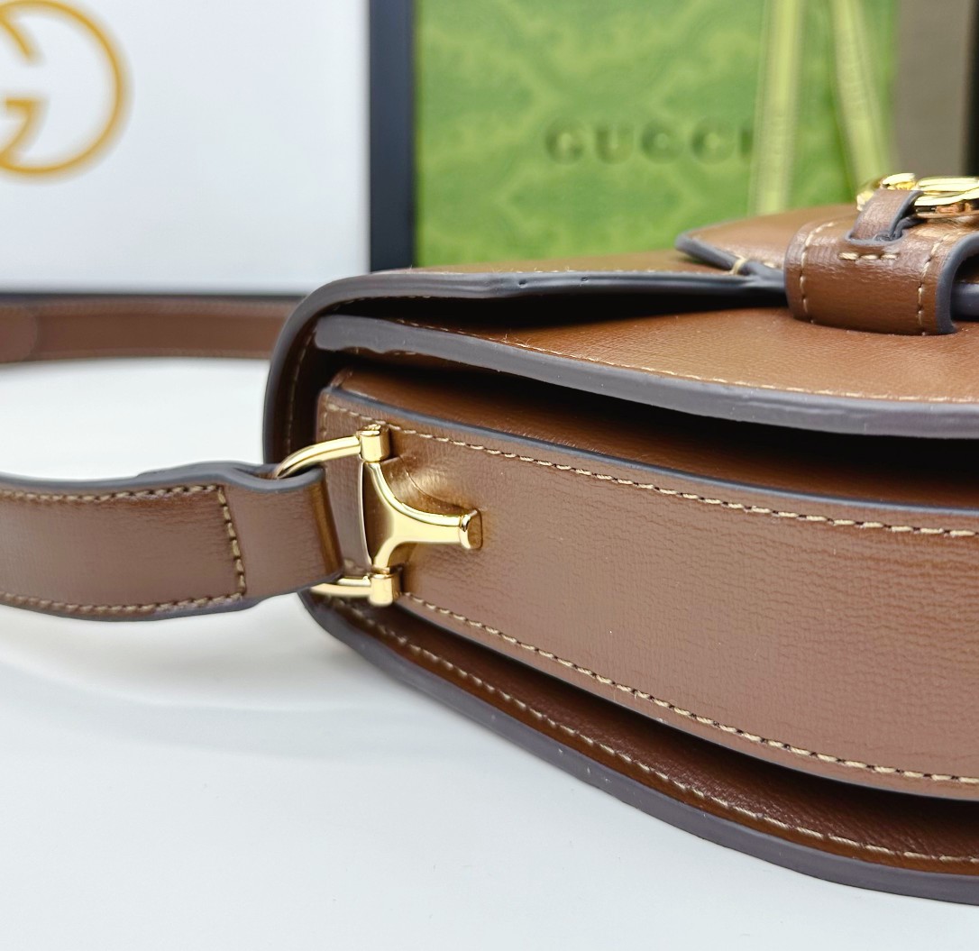   迷你斜挎马鞍包古驰《Aria-时尚咏叹调》系列运用现代手法焕新演绎经典元素。竹节是古驰的经典元素之一