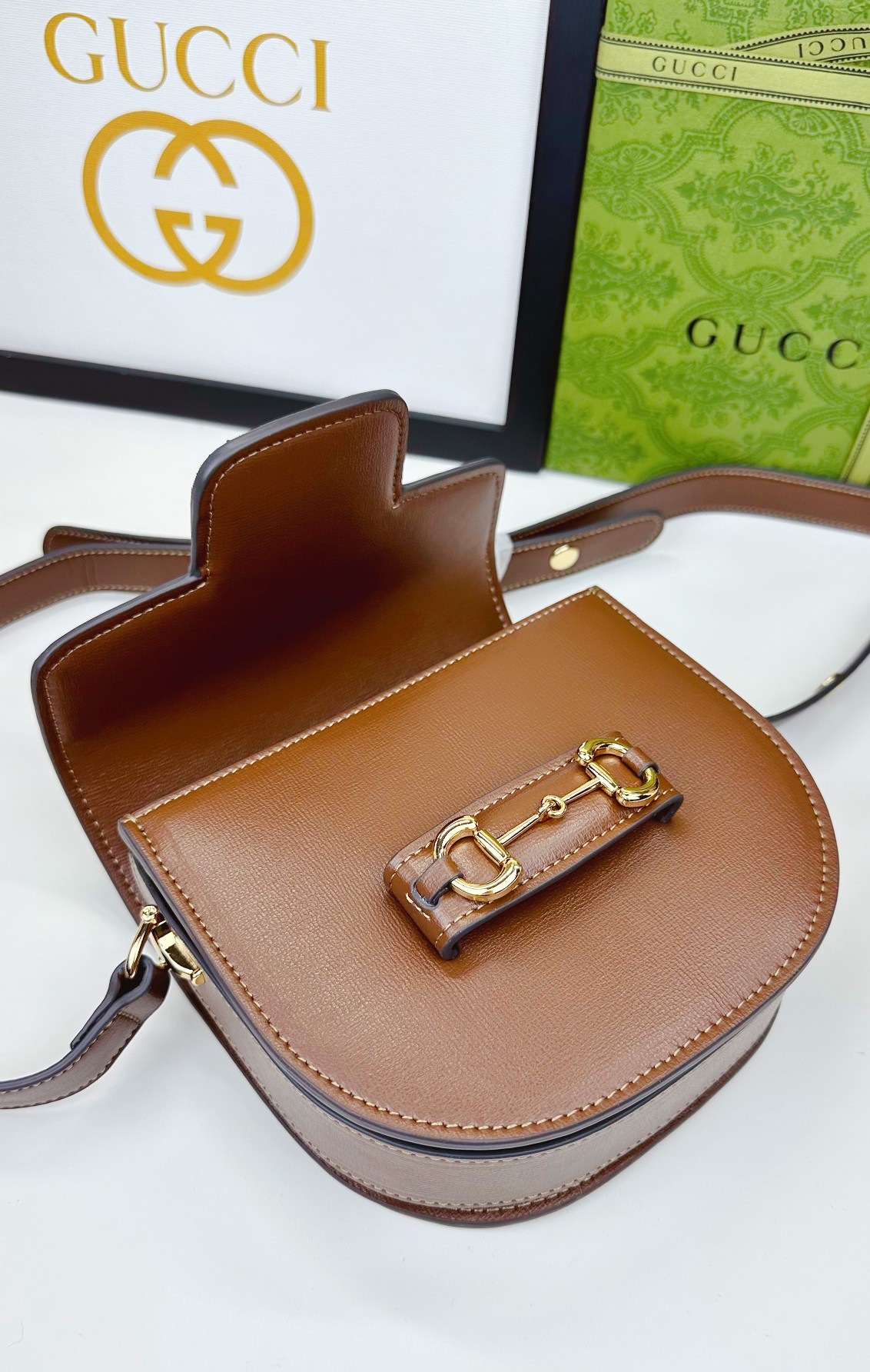   迷你斜挎马鞍包古驰《Aria-时尚咏叹调》系列运用现代手法焕新演绎经典元素。竹节是古驰的经典元素之一