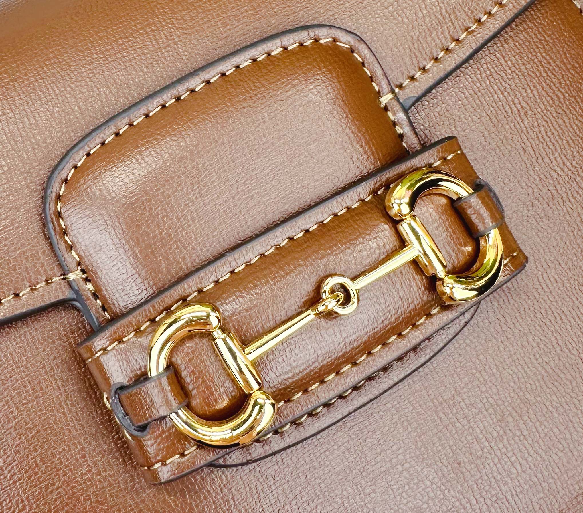   迷你斜挎马鞍包古驰《Aria-时尚咏叹调》系列运用现代手法焕新演绎经典元素。竹节是古驰的经典元素之一