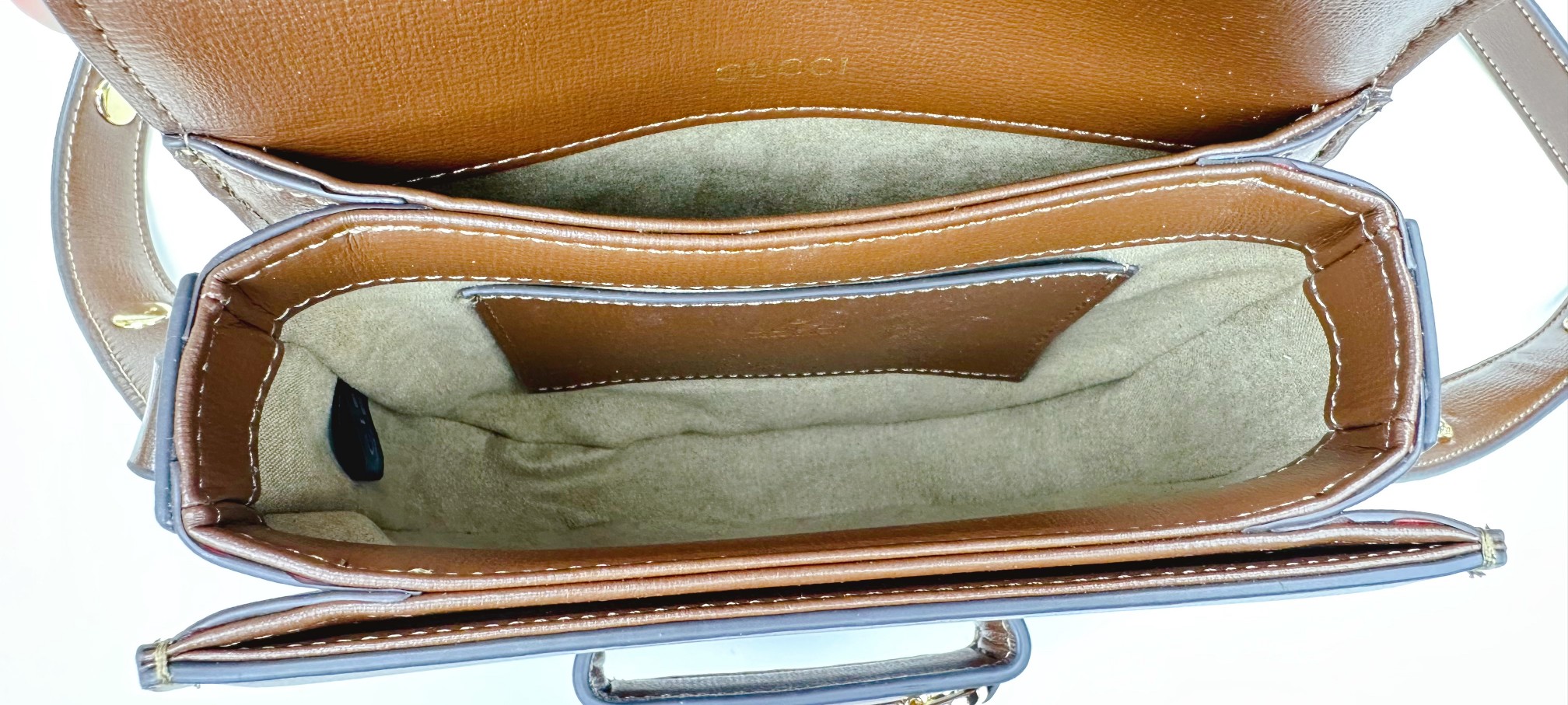   迷你斜挎马鞍包古驰《Aria-时尚咏叹调》系列运用现代手法焕新演绎经典元素。竹节是古驰的经典元素之一