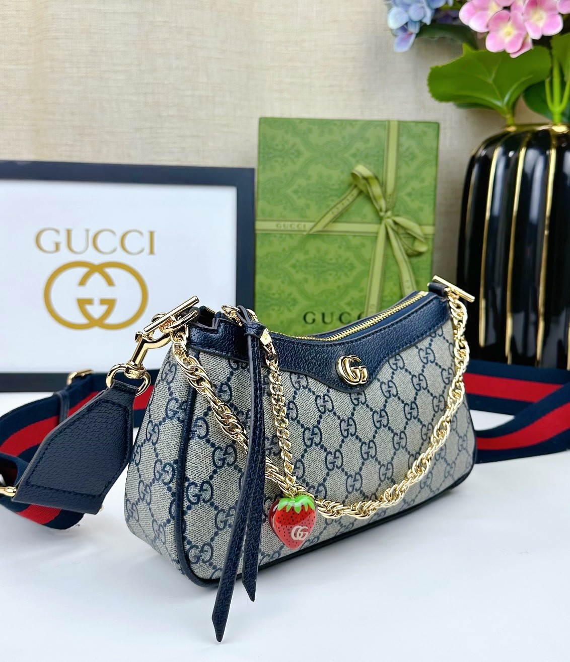新款GG,品牌推出的各系列延续了单品不应只流行一季,而是随时间流逝历久弥新的设计理念。源自Guccio