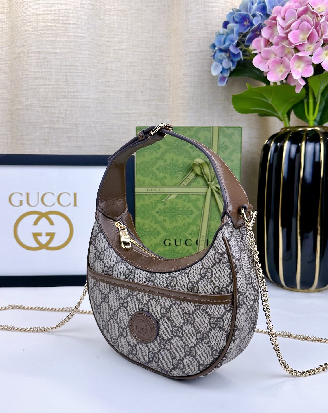 GG半月造型迷你手袋,这款迷你手袋采用新月造型搭配GG Supreme帆布材质,散发出浓郁的复古格调。品