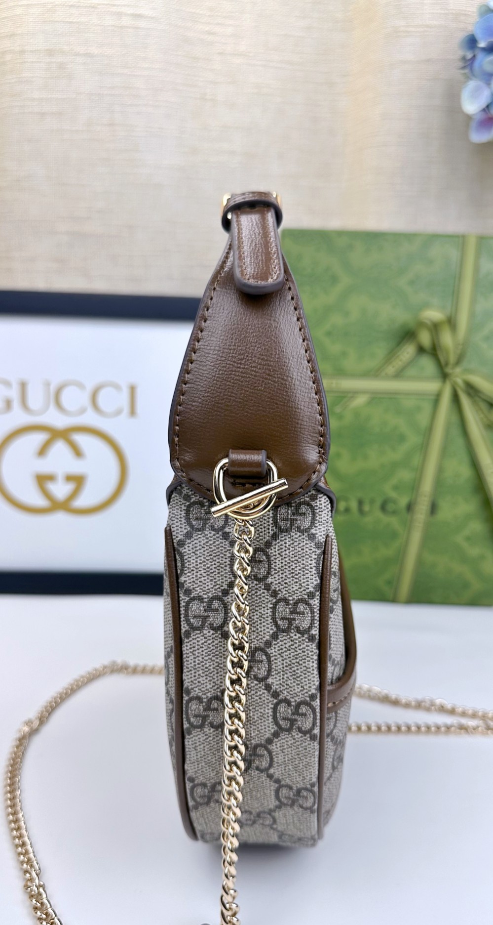GG半月造型迷你手袋,这款迷你手袋采用新月造型搭配GG Supreme帆布材质,散发出浓郁的复古格调。品