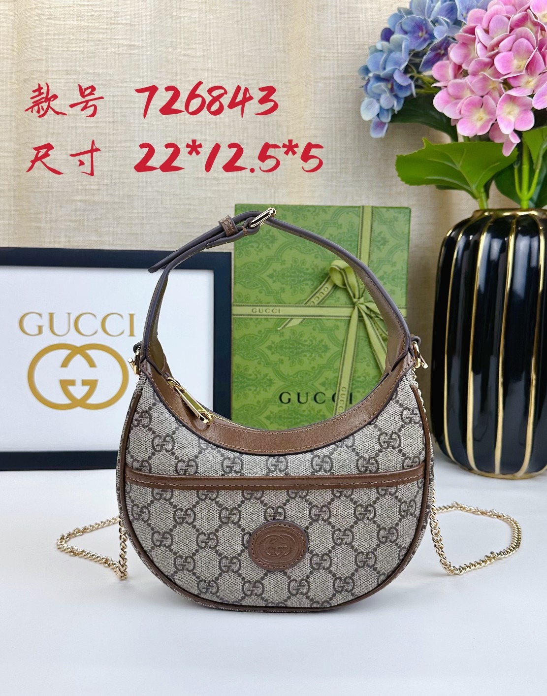 GG半月造型迷你手袋,这款迷你手袋采用新月造型搭配GG Supreme帆布材质,散发出浓郁的复古格调。品